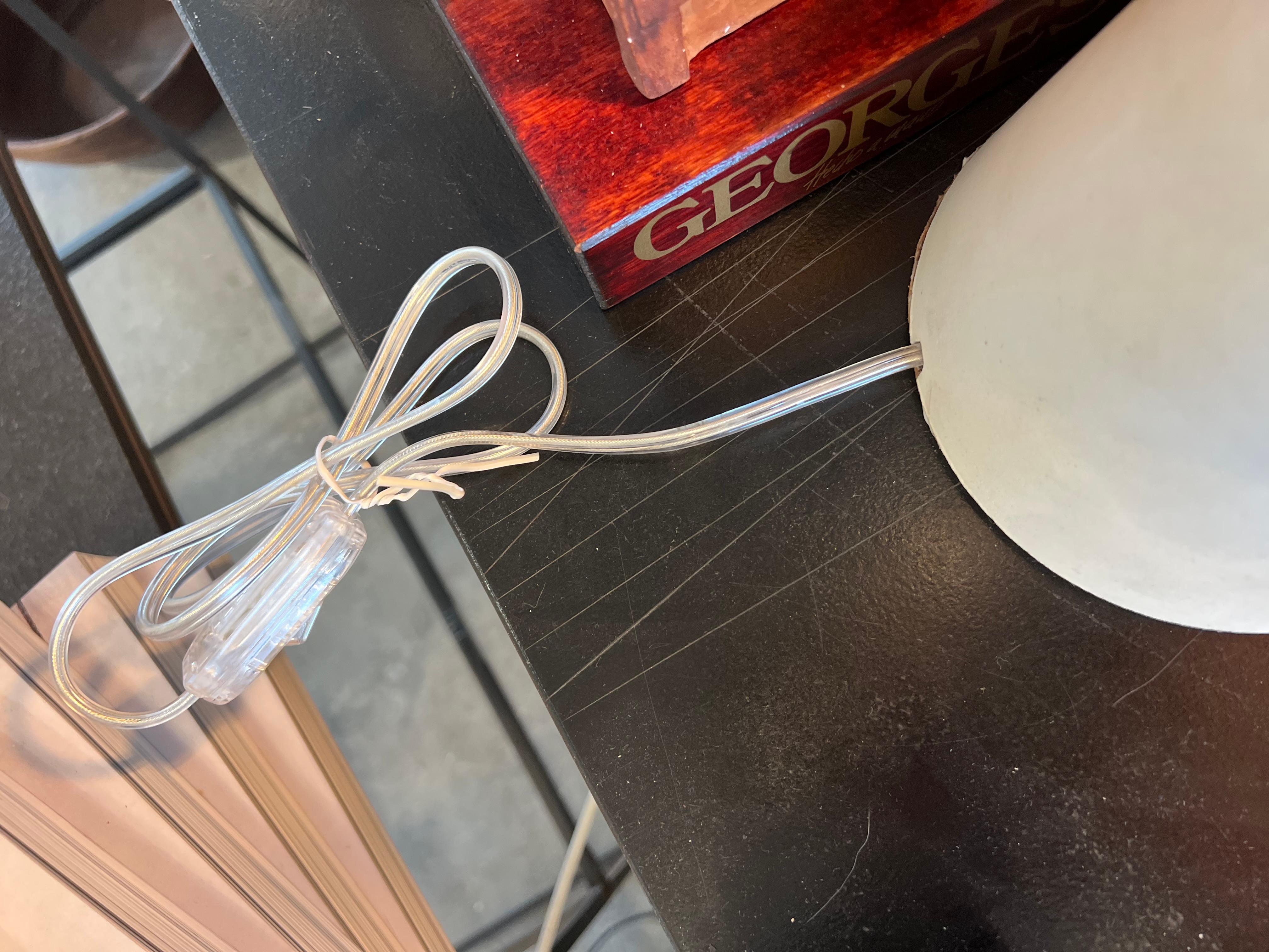 Lampe de bureau moderne en céramique, laiton et cuir, blanc en vente 1