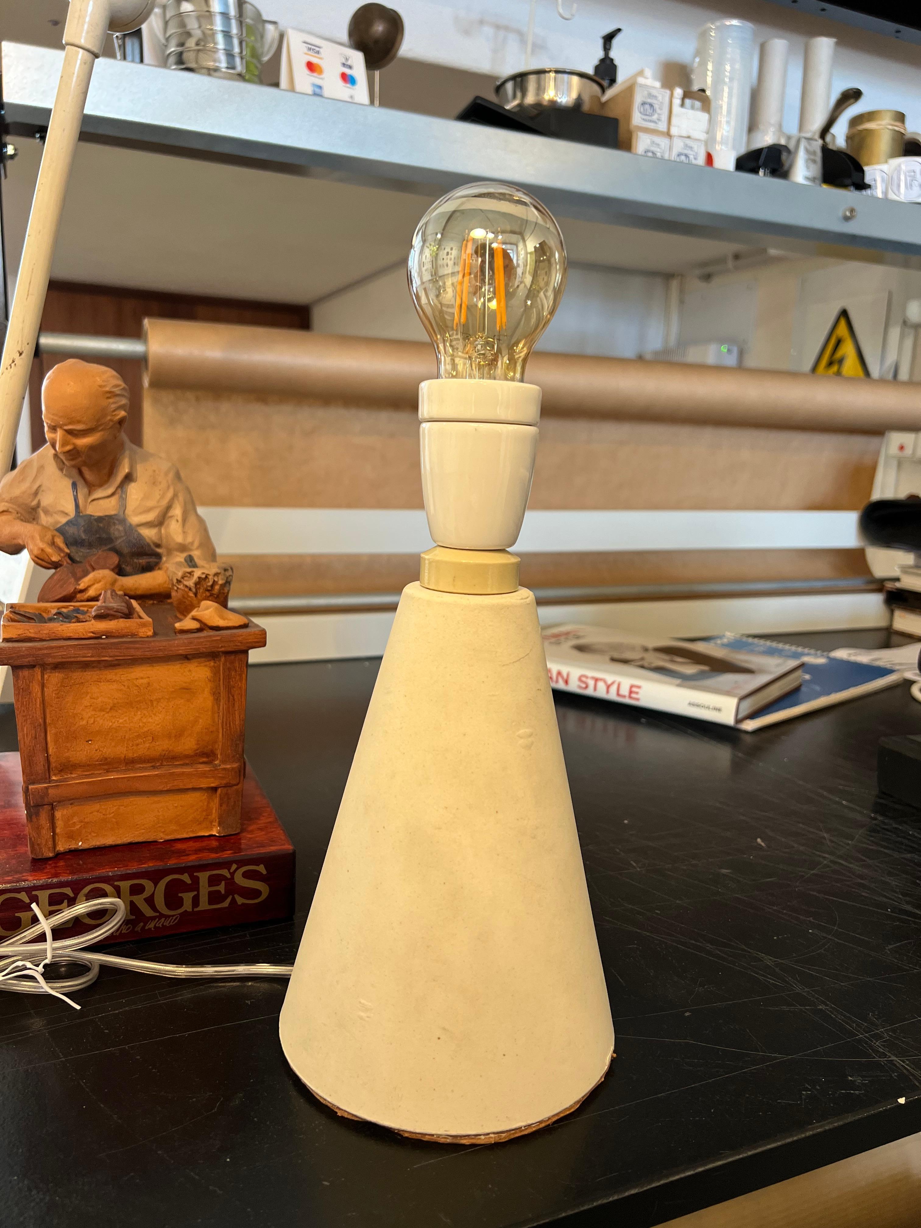 Laiton Lampe de bureau moderne en céramique, laiton et cuir, blanc en vente