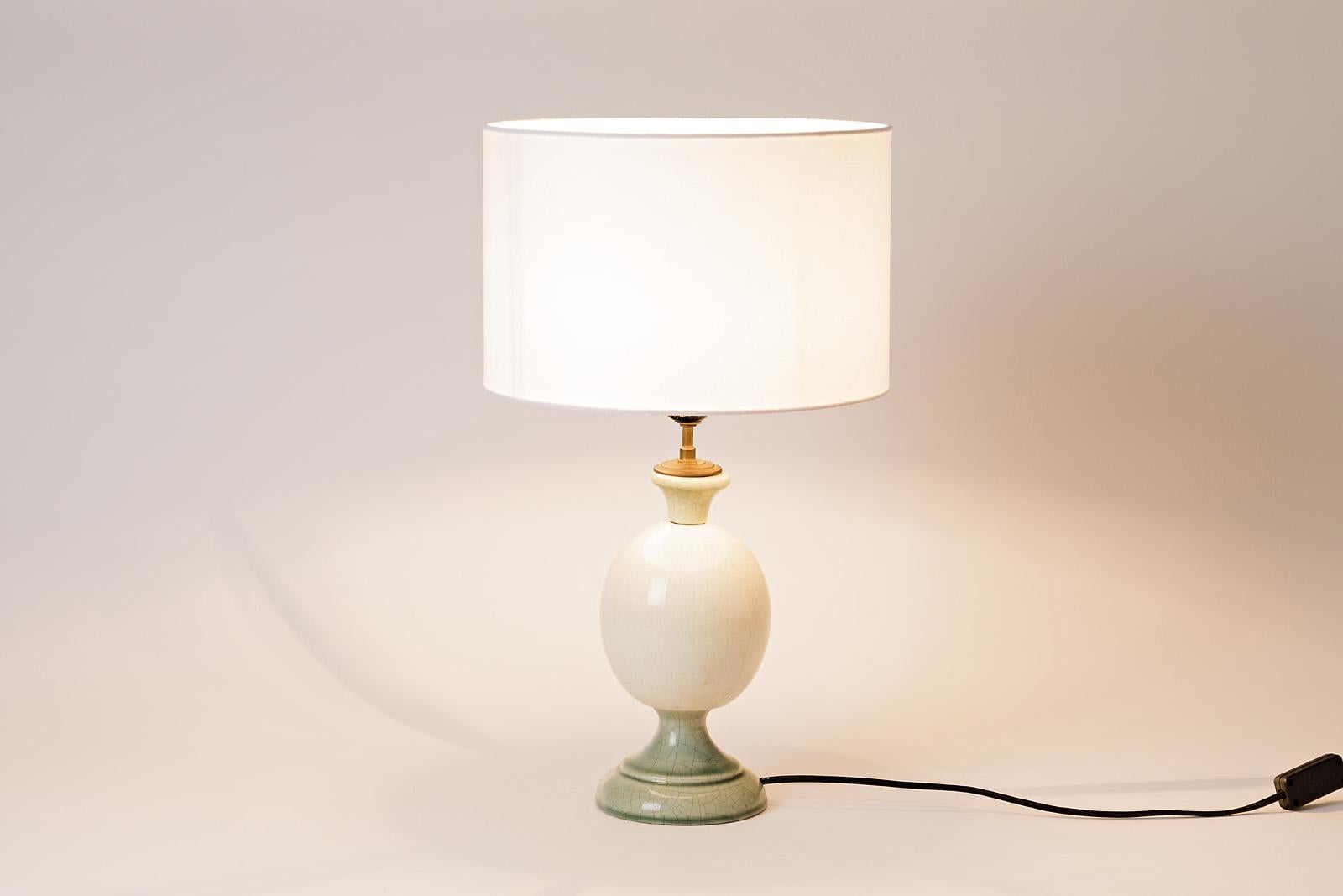 Elegant and modern ceramic table lamp by Charolles, French ceramic.

White and grey ceramic glazes colors.

Signed under the base, circa 1970.

Excellent conditions.

Ceramic dimensions: 25 x 13 x 13cm
With electric system: 35 x 13 x