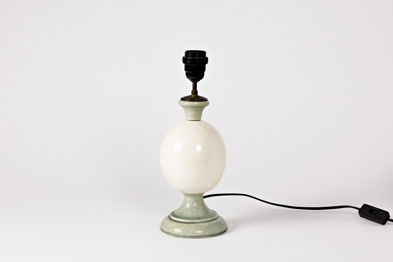 Moderne moderne Keramik-Eierdekoration-Tischlampe von Charolles in Weiß und Grau (Moderne der Mitte des Jahrhunderts) im Angebot