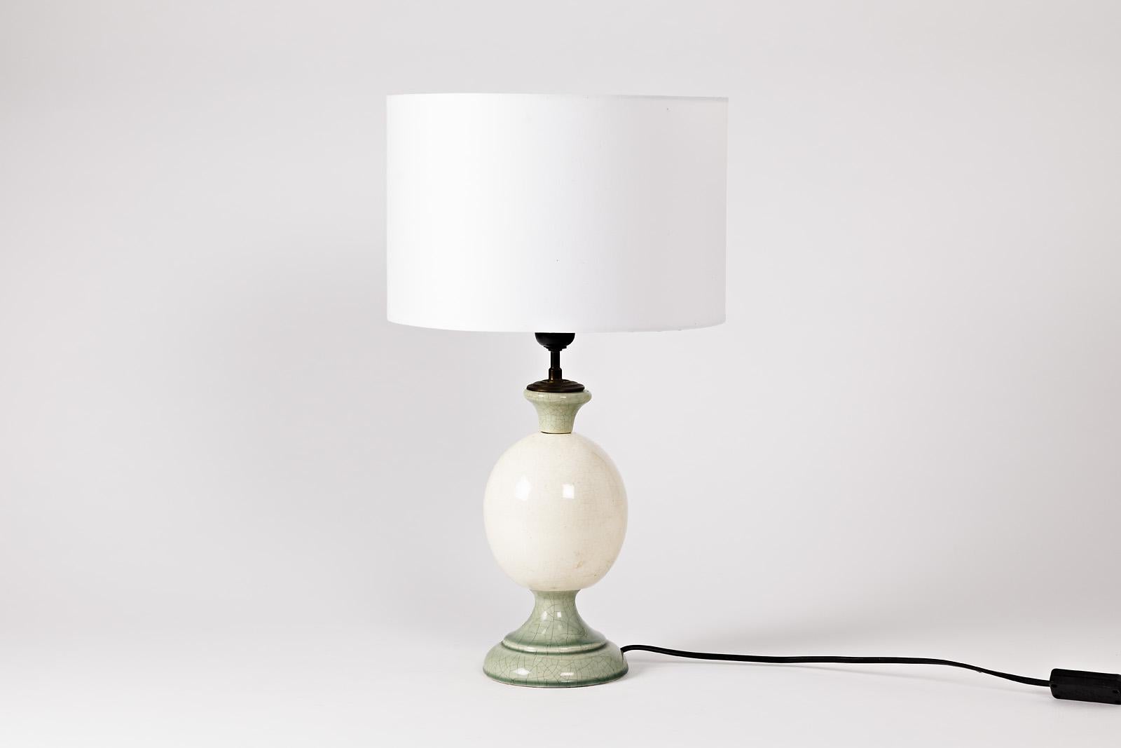 Français Lampe de bureau moderne en céramique décorée d'un œuf de Charolles, couleurs blanches et grises en vente