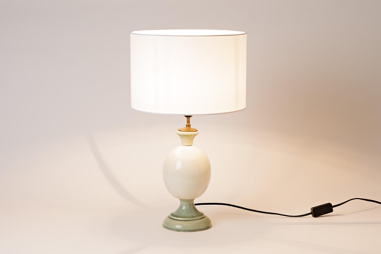 Moderne moderne Keramik-Eierdekoration-Tischlampe von Charolles in Weiß und Grau im Angebot 1