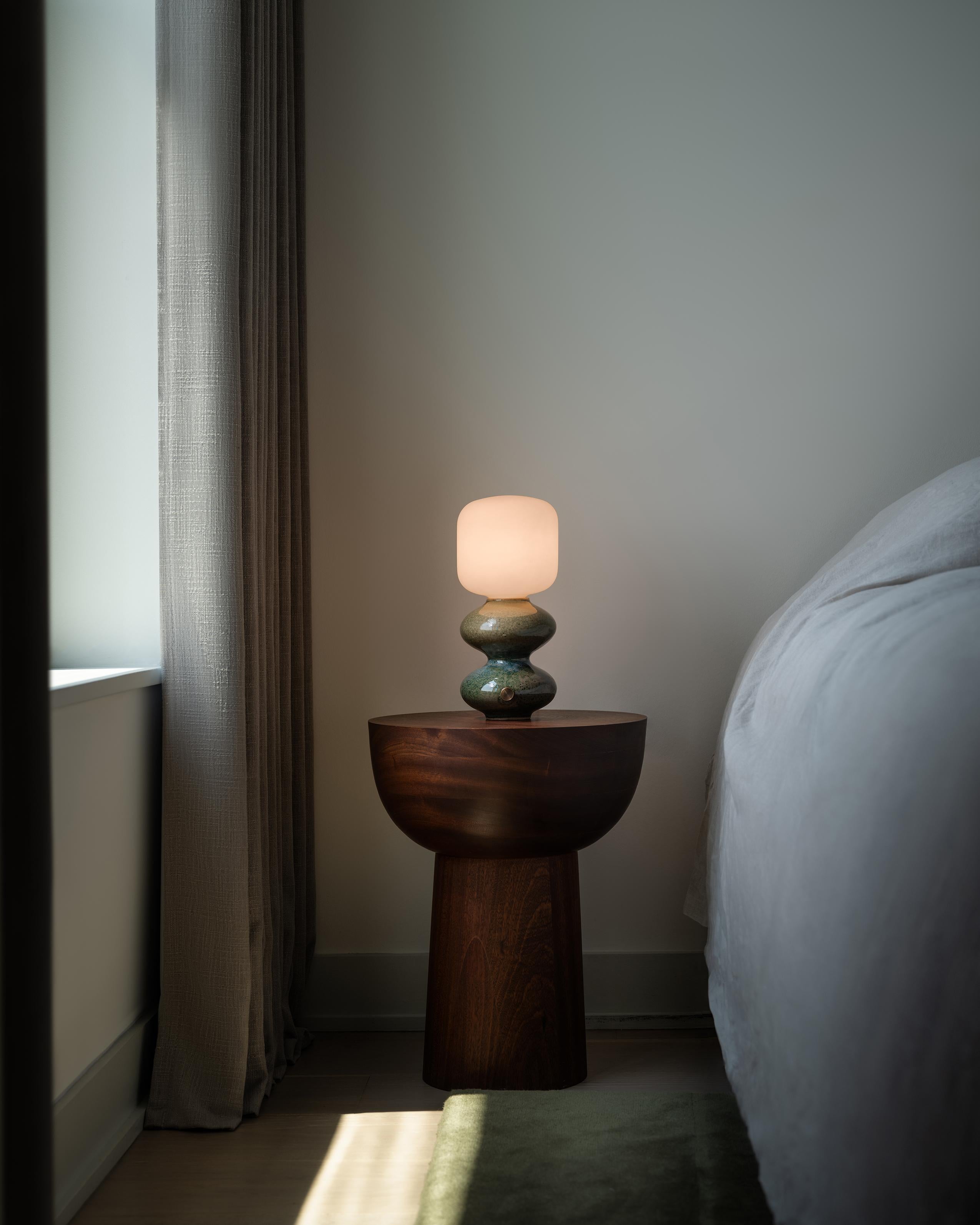 Lampada da tavolo moderna in ceramica fatta a mano a forma di onda in verde di Forma Rosa Studio in vendita 3