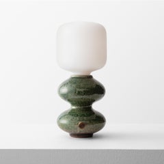 Lampada da tavolo moderna in ceramica fatta a mano a forma di onda in verde di Forma Rosa Studio