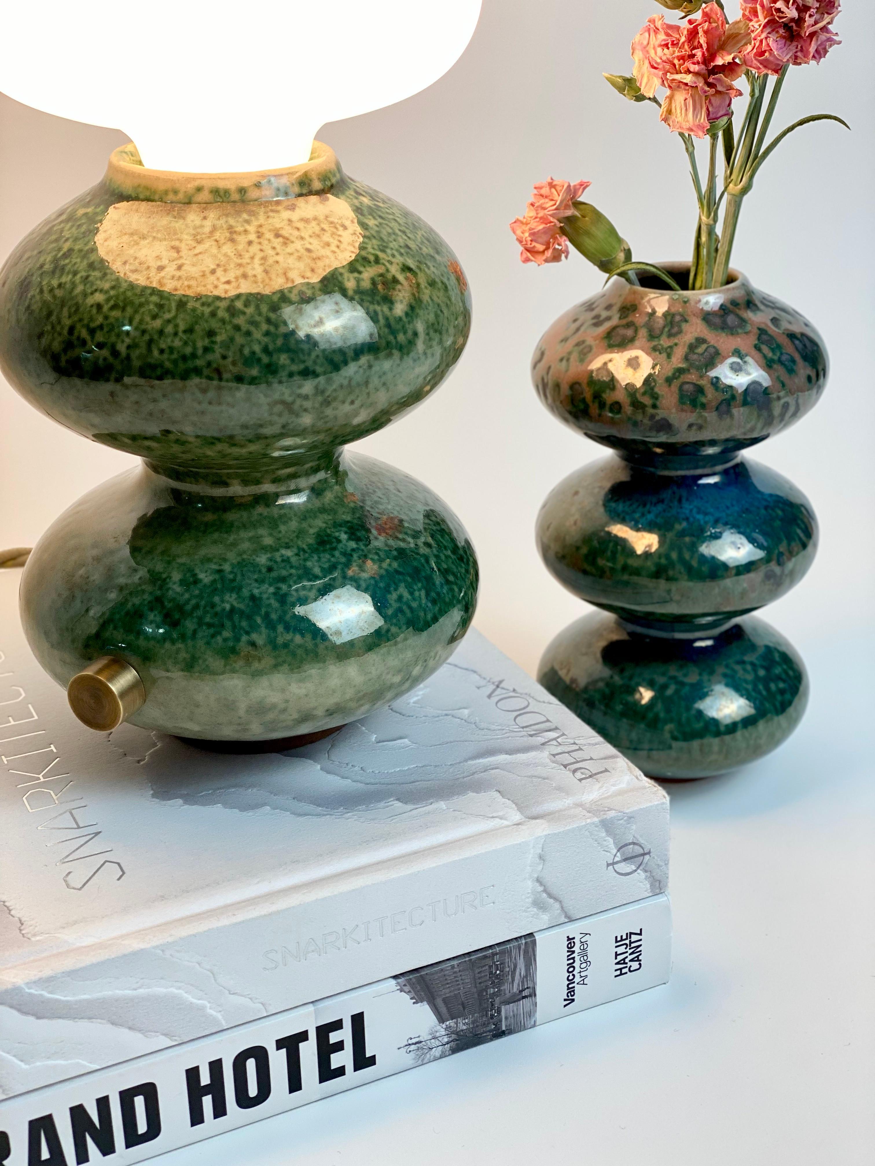 Laiton Lampe de bureau moderne en céramique en forme de vague, faite à la main en vert, Forma Rosa Studio  en vente