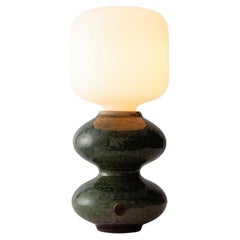 Moderne handgefertigte Keramik-Tischlampe in Wellenform in Grün von Forma Rosa Studio