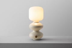 Moderne handgefertigte Keramik-Tischlampe in Wellenform in Off White von Forma Rosa Studio