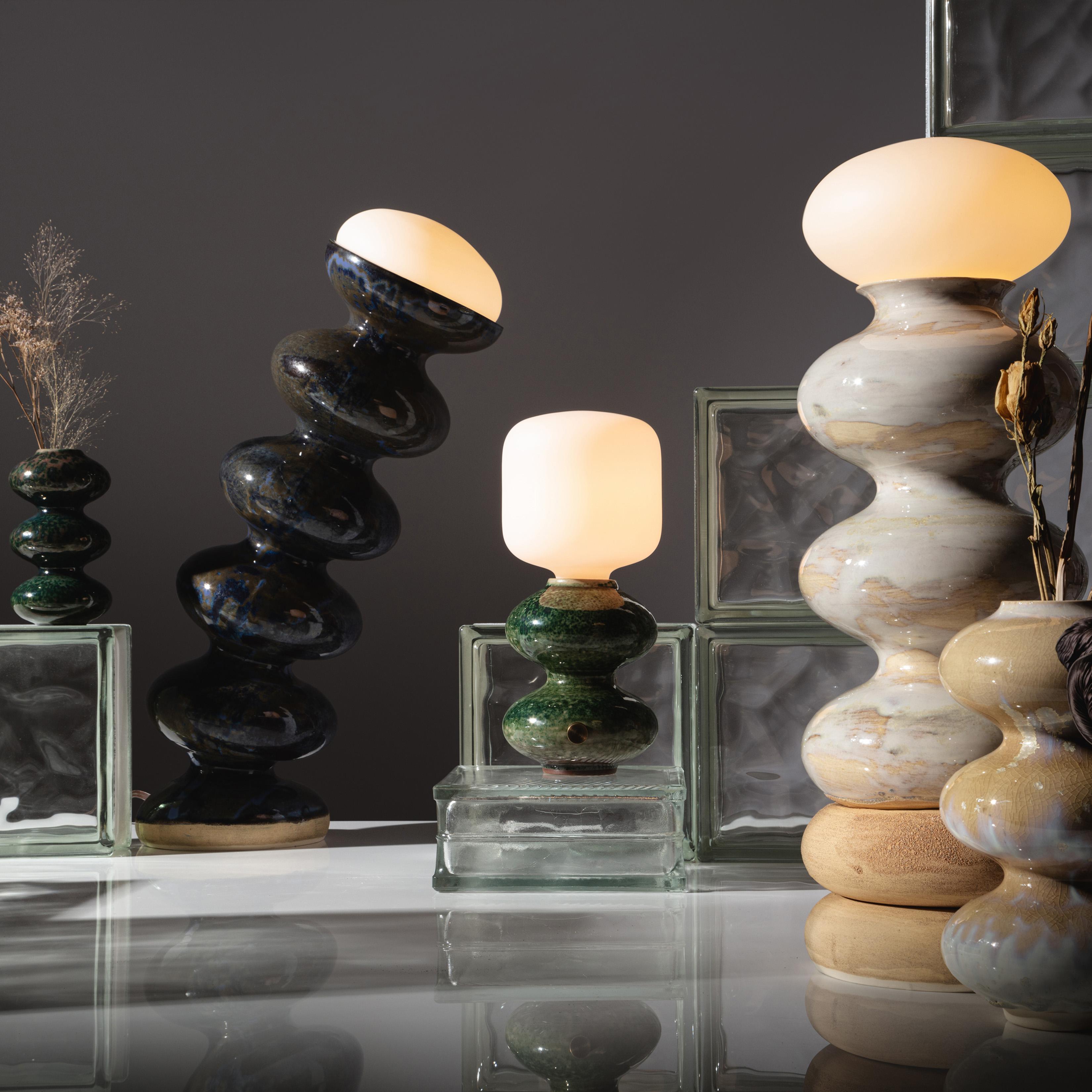 Modern Ceramic Handmade Wave Form Table Lamp in Off White by Forma Rosa Studio For Sale 2