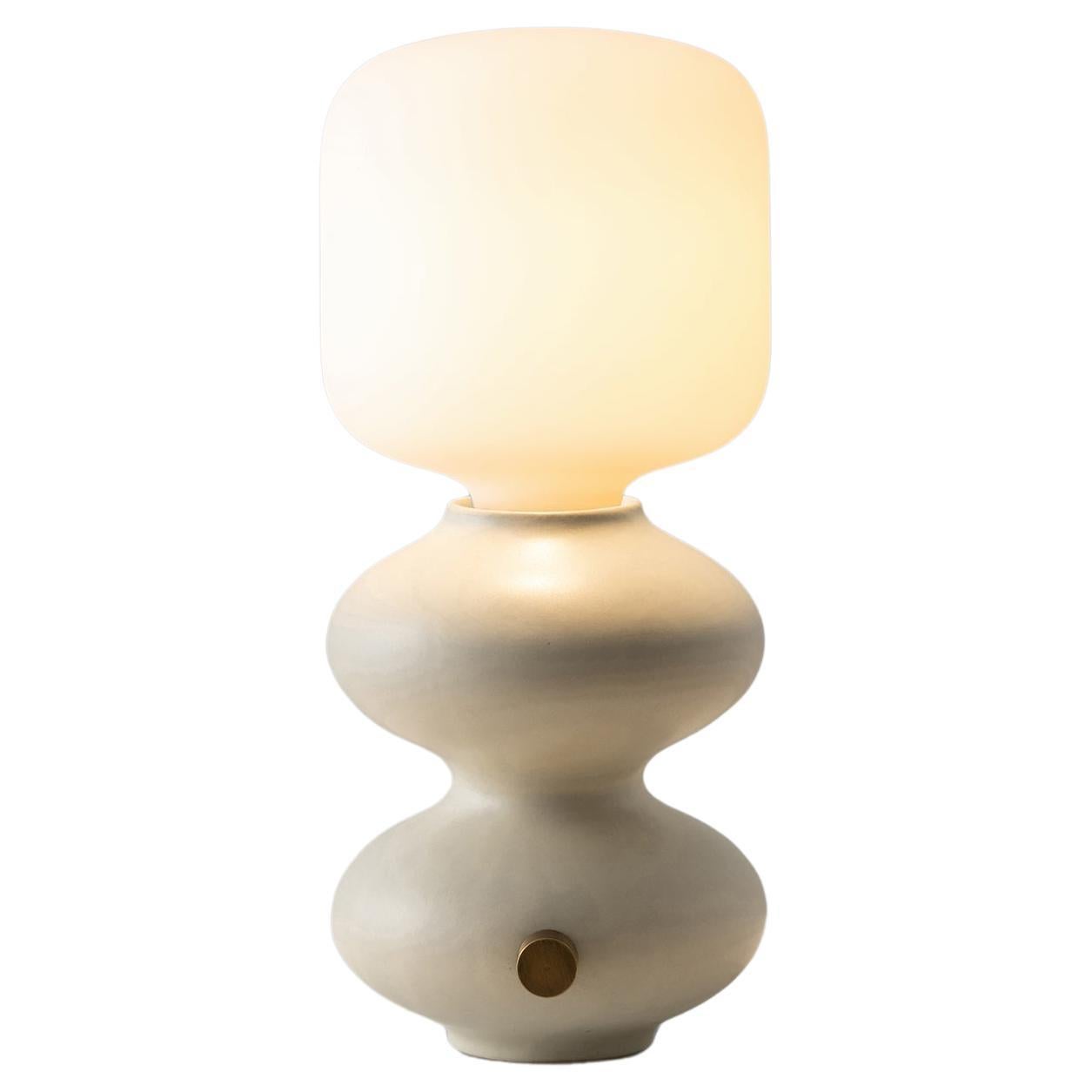 Lampada da tavolo moderna in ceramica fatta a mano a forma di onda in bianco sporco di Forma Rosa Studio