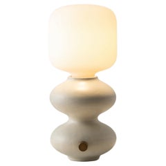 Lámpara de sobremesa moderna de cerámica hecha a mano con forma de ola en blanco roto by Forma Rosa Studio