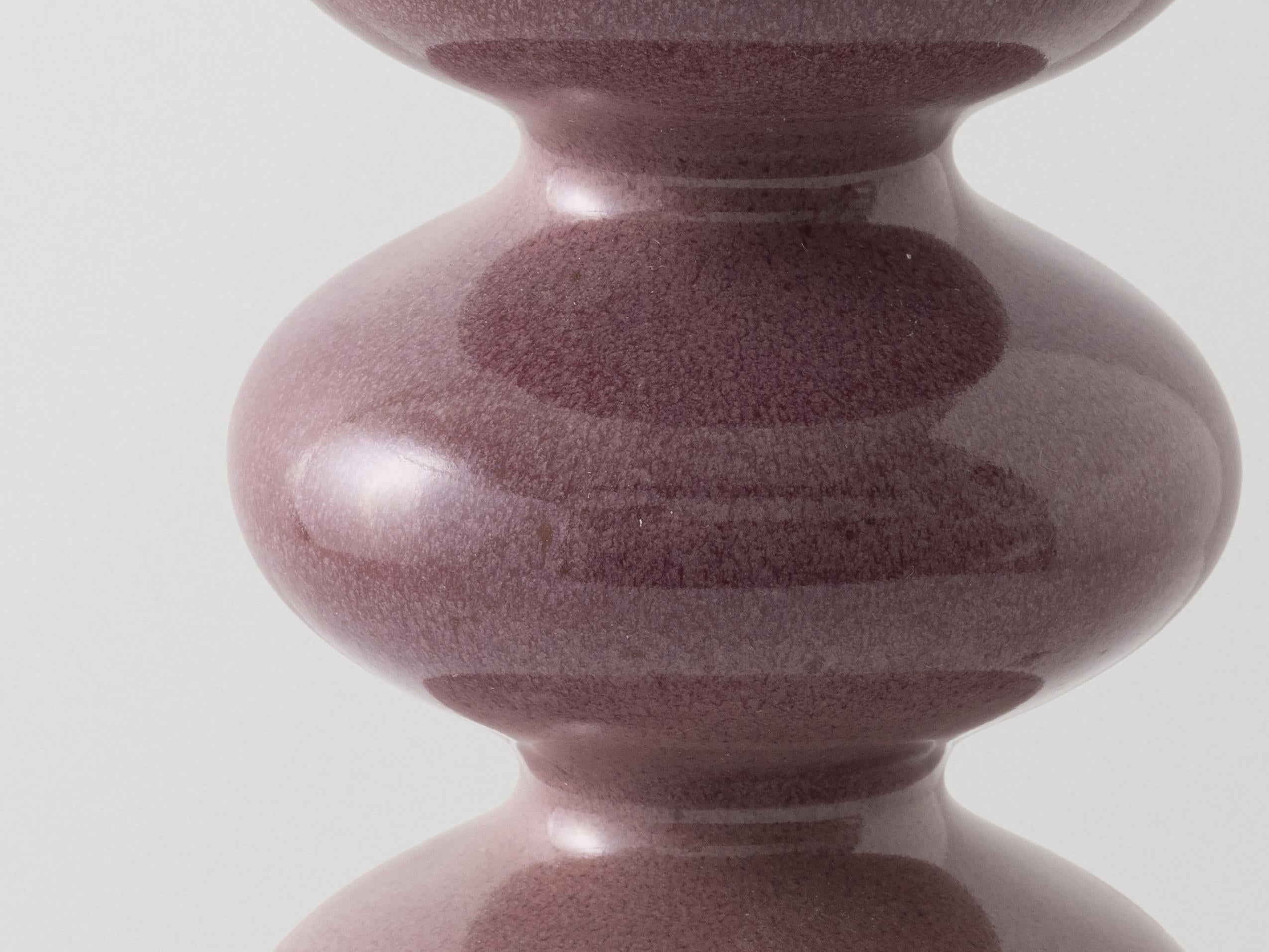 Lámpara de sobremesa moderna de cerámica hecha a mano con forma de onda en color sangre de buey by Forma Rosa Studio A Moderno en venta