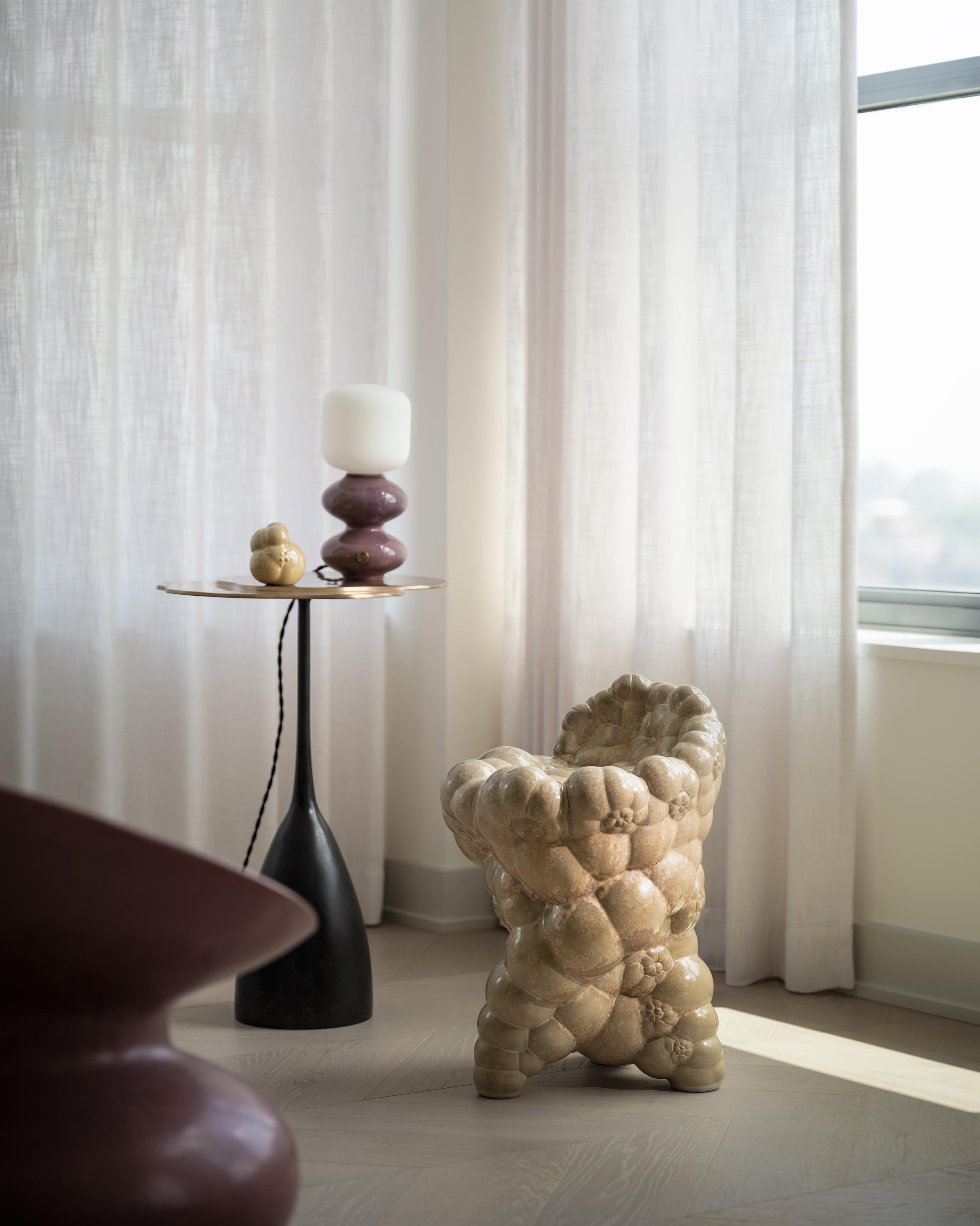 Lámpara de sobremesa moderna de cerámica hecha a mano con forma de onda en color sangre de buey by Forma Rosa Studio A Estadounidense en venta
