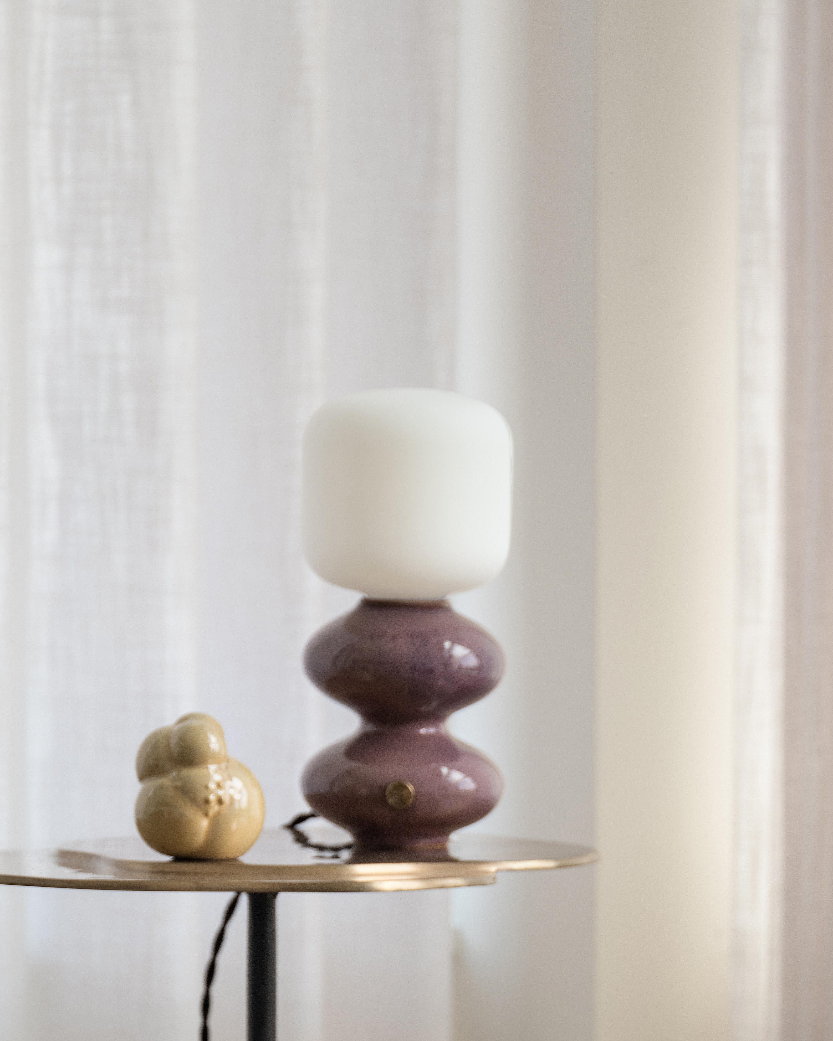 Lámpara de sobremesa moderna de cerámica hecha a mano con forma de onda en color sangre de buey by Forma Rosa Studio A Hecho a mano en venta