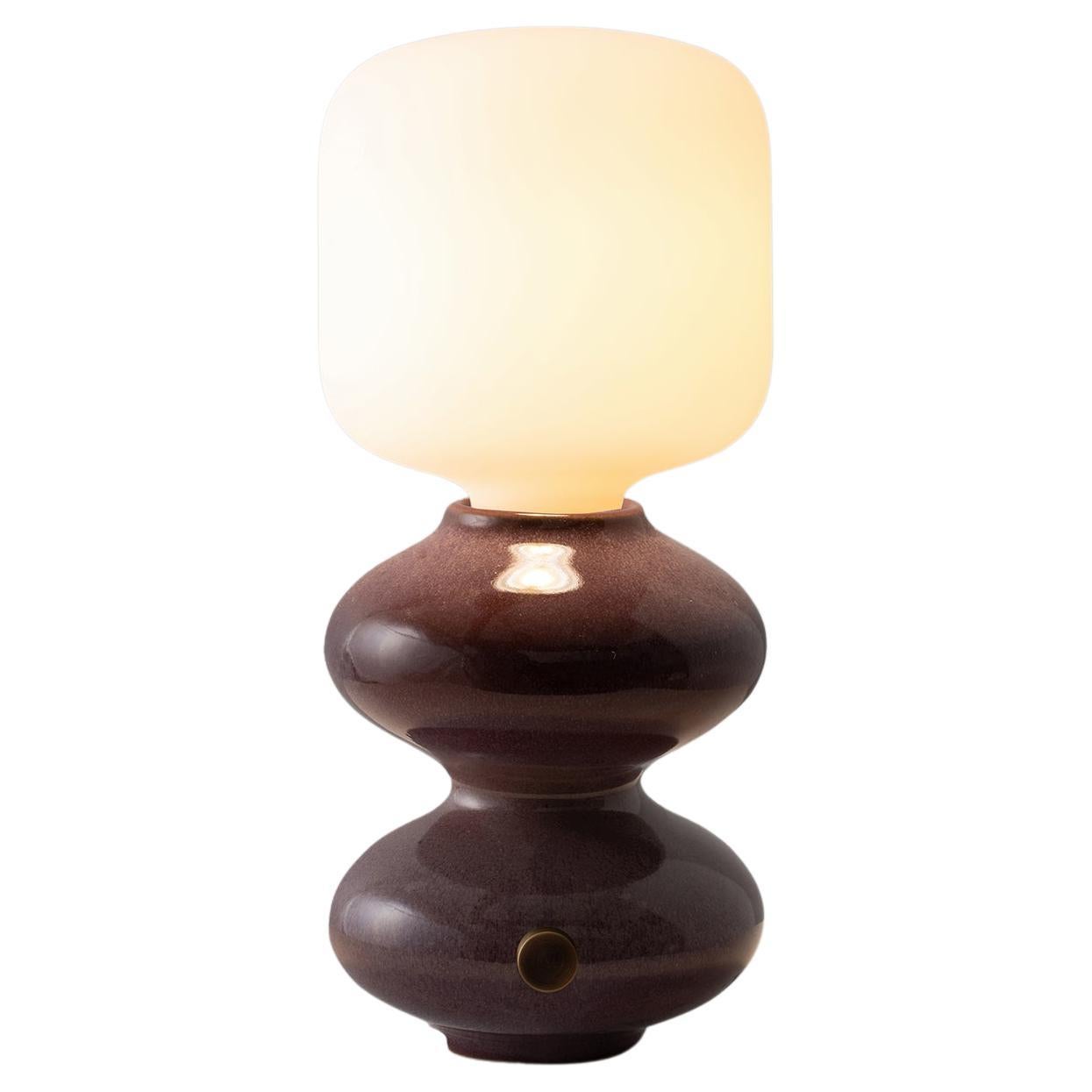 Lampada da tavolo moderna in ceramica a forma di onda fatta a mano in color sangue di bue di Forma Rosa Studio