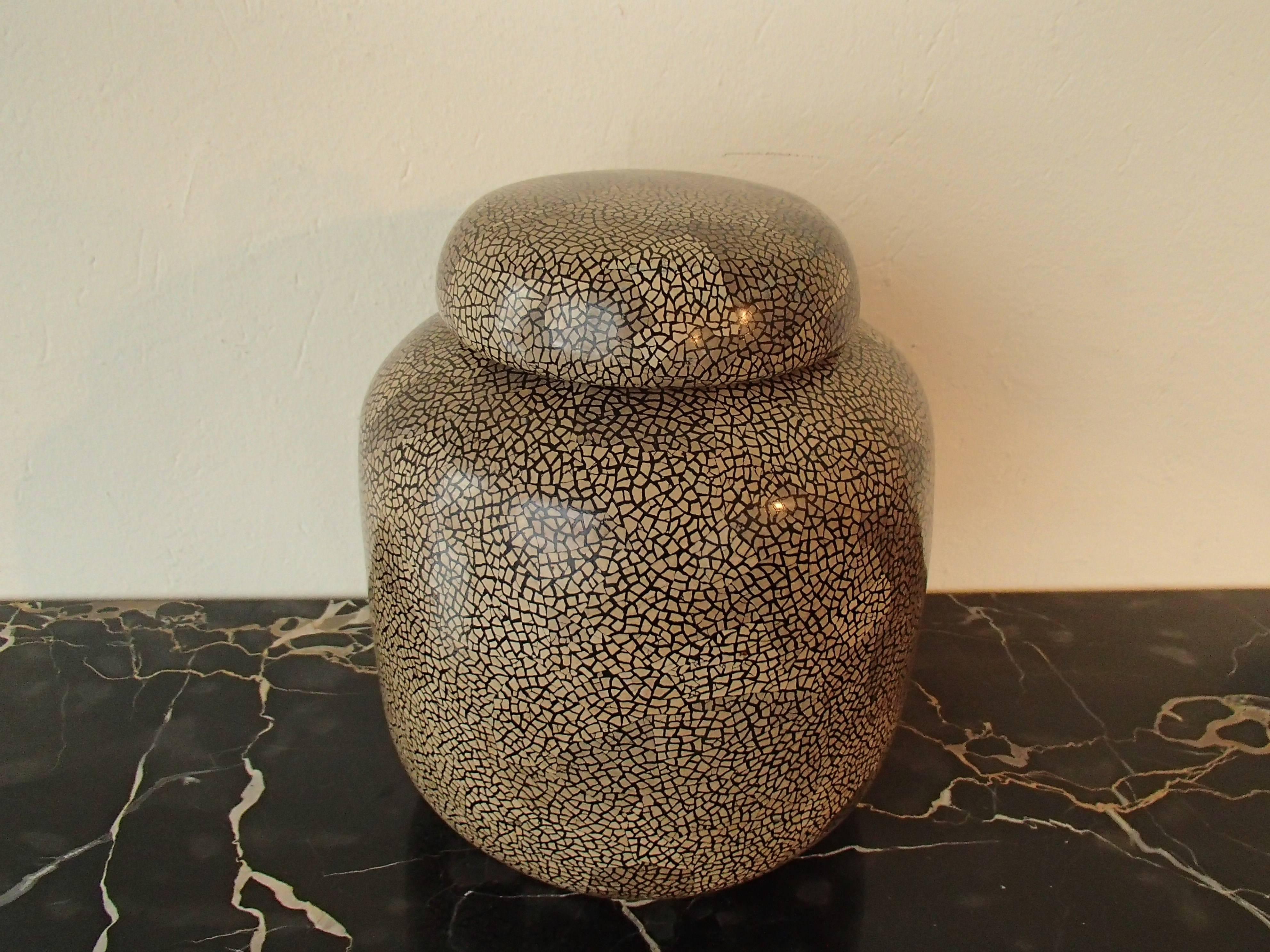 Vase moderne à couvercle en céramique craqelee beige brun noir.