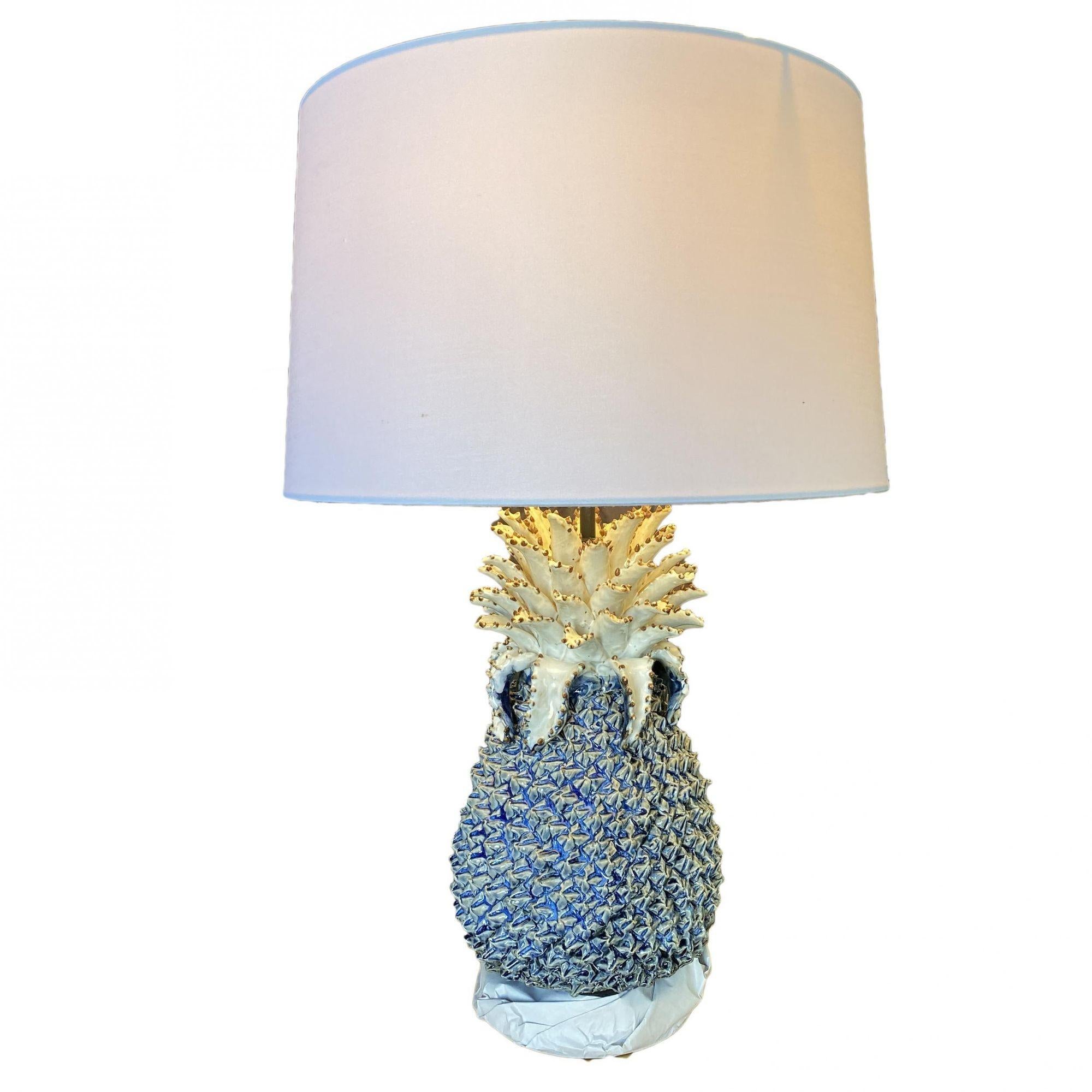 Nouvelle lampe à pomme de pin en céramique peinte à la main avec grand abat-jour blanc et base en lucite.

Lampe et abat-jour : 21.5