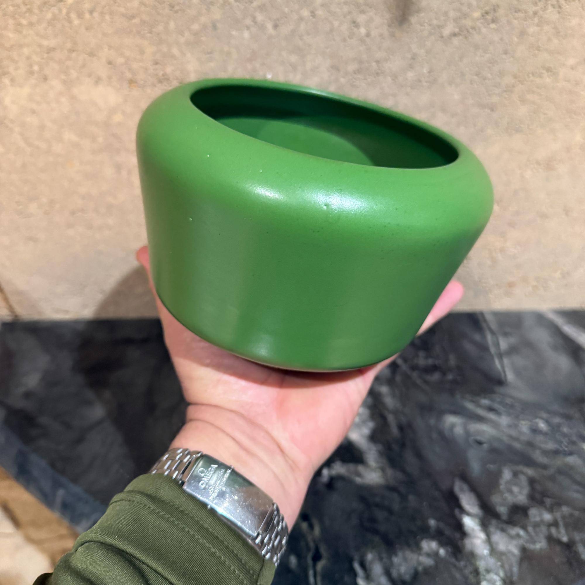 Modern Ceramic Planter or Pot in a Vibrant Green en venta 2