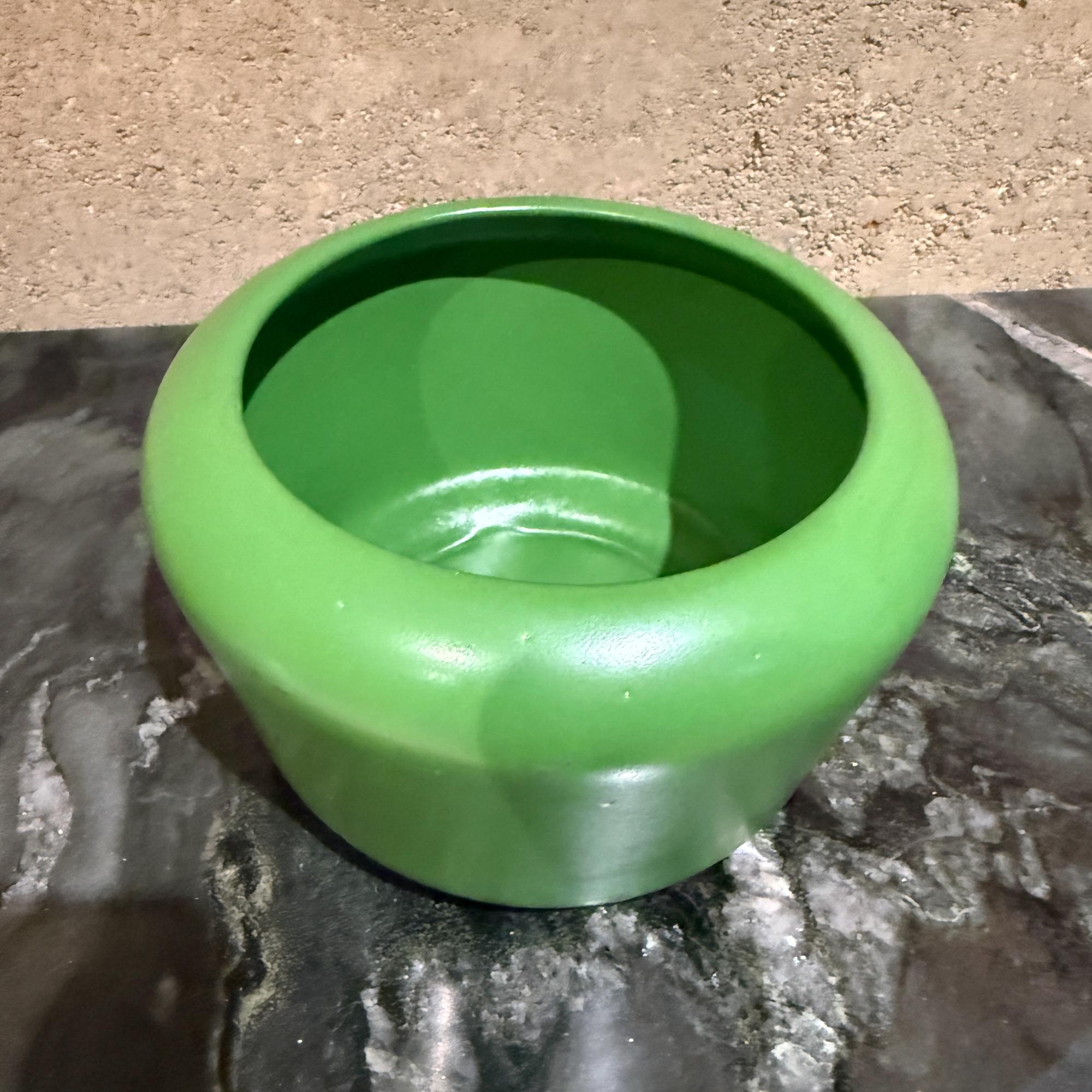 Modern Ceramic Planter or Pot in a Vibrant Green Moderno de mediados de siglo en venta