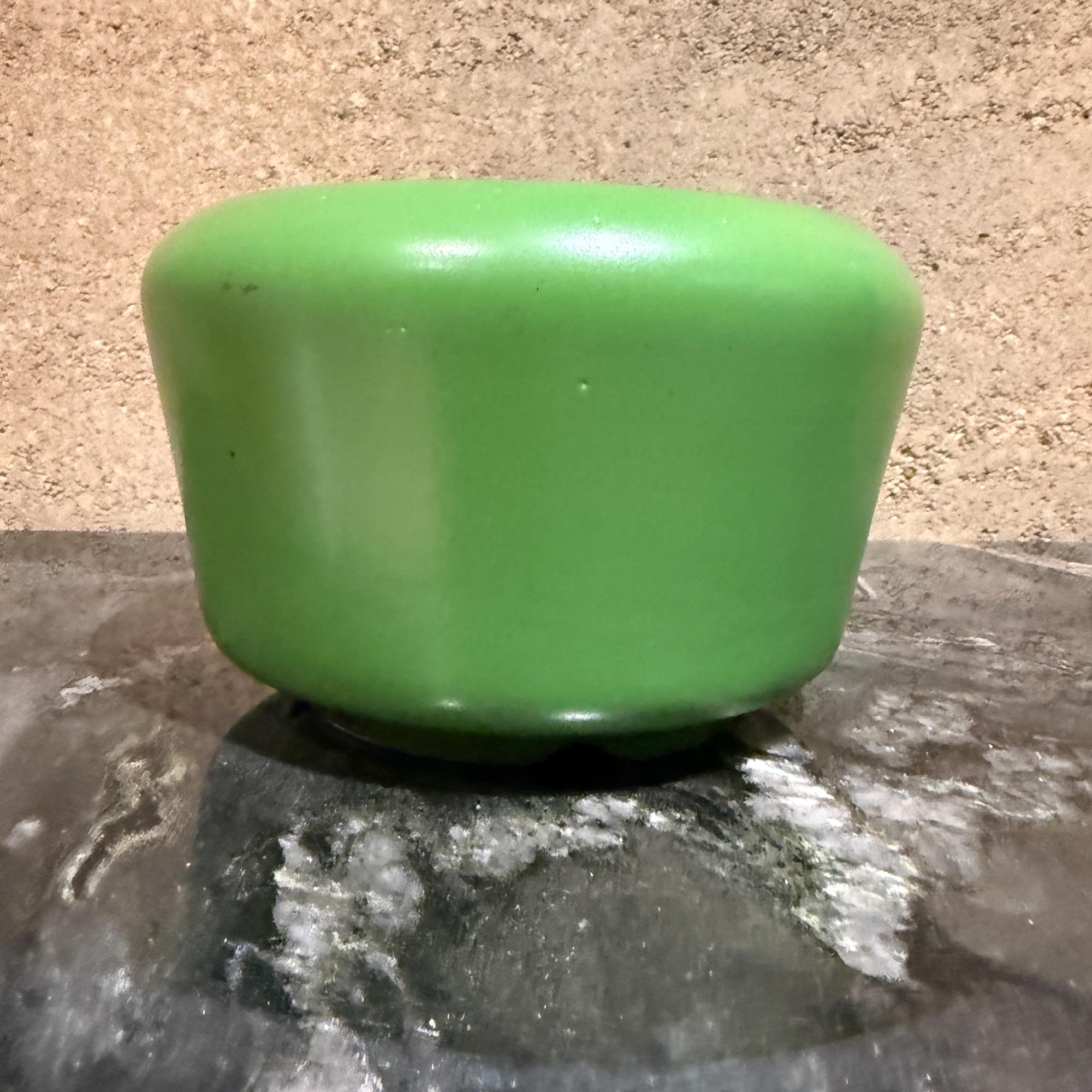 Modern Ceramic Planter or Pot in a Vibrant Green Estadounidense en venta