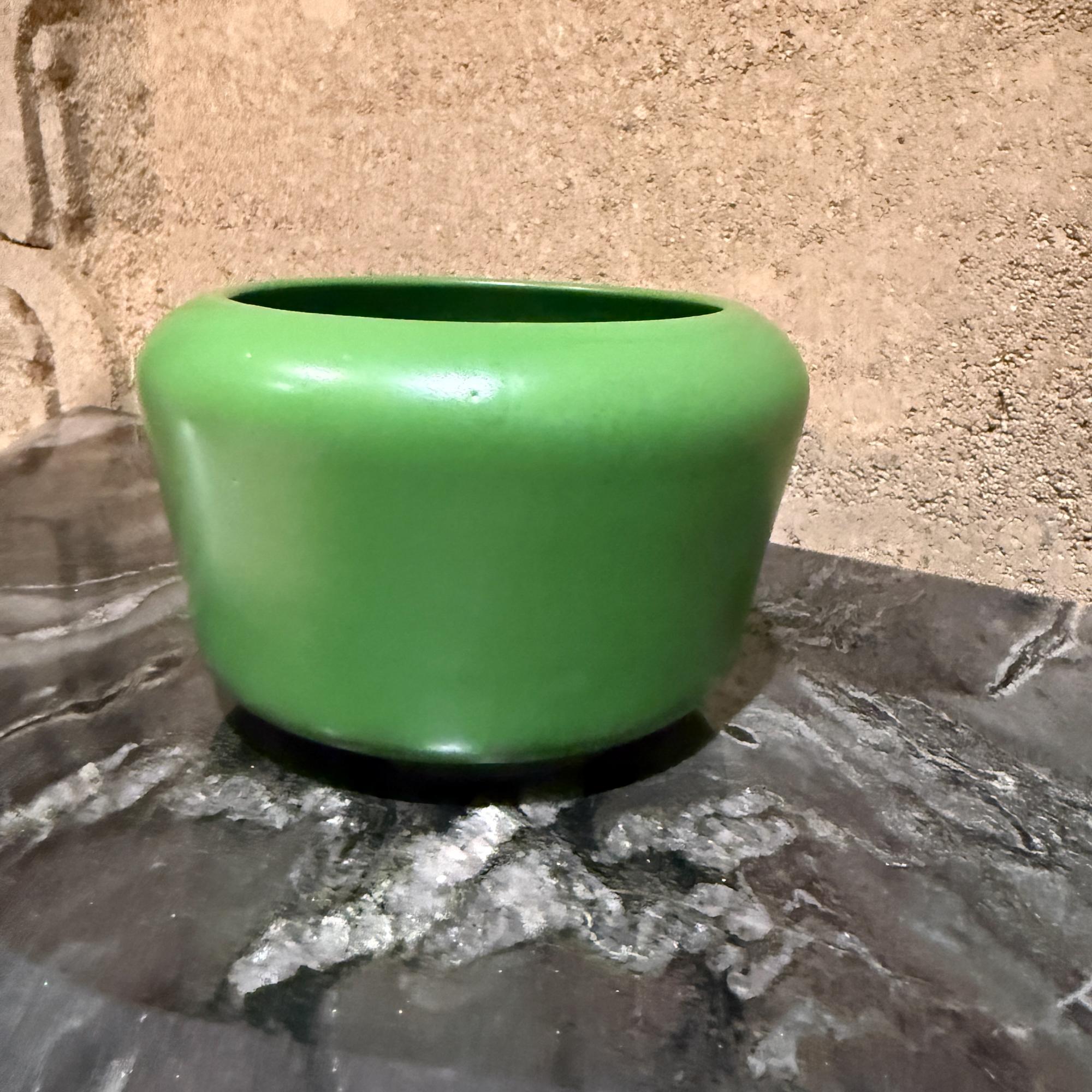 Modern Ceramic Planter or Pot in a Vibrant Green Glaseado en venta