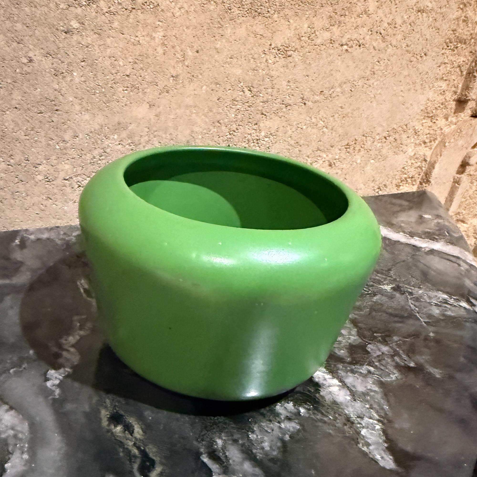 Modern Ceramic Planter or Pot in a Vibrant Green en Bueno estado para la venta en Chula Vista, CA