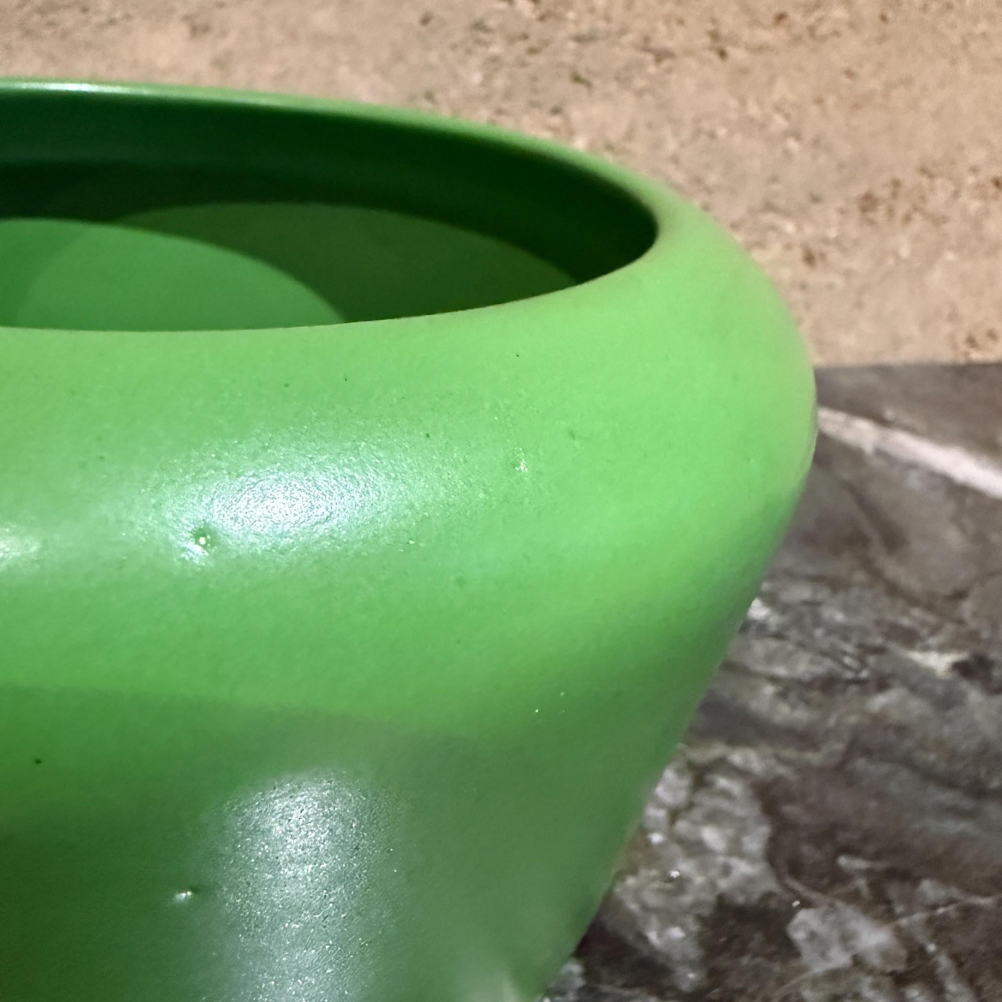 Modern Ceramic Planter or Pot in a Vibrant Green mediados del siglo XX en venta