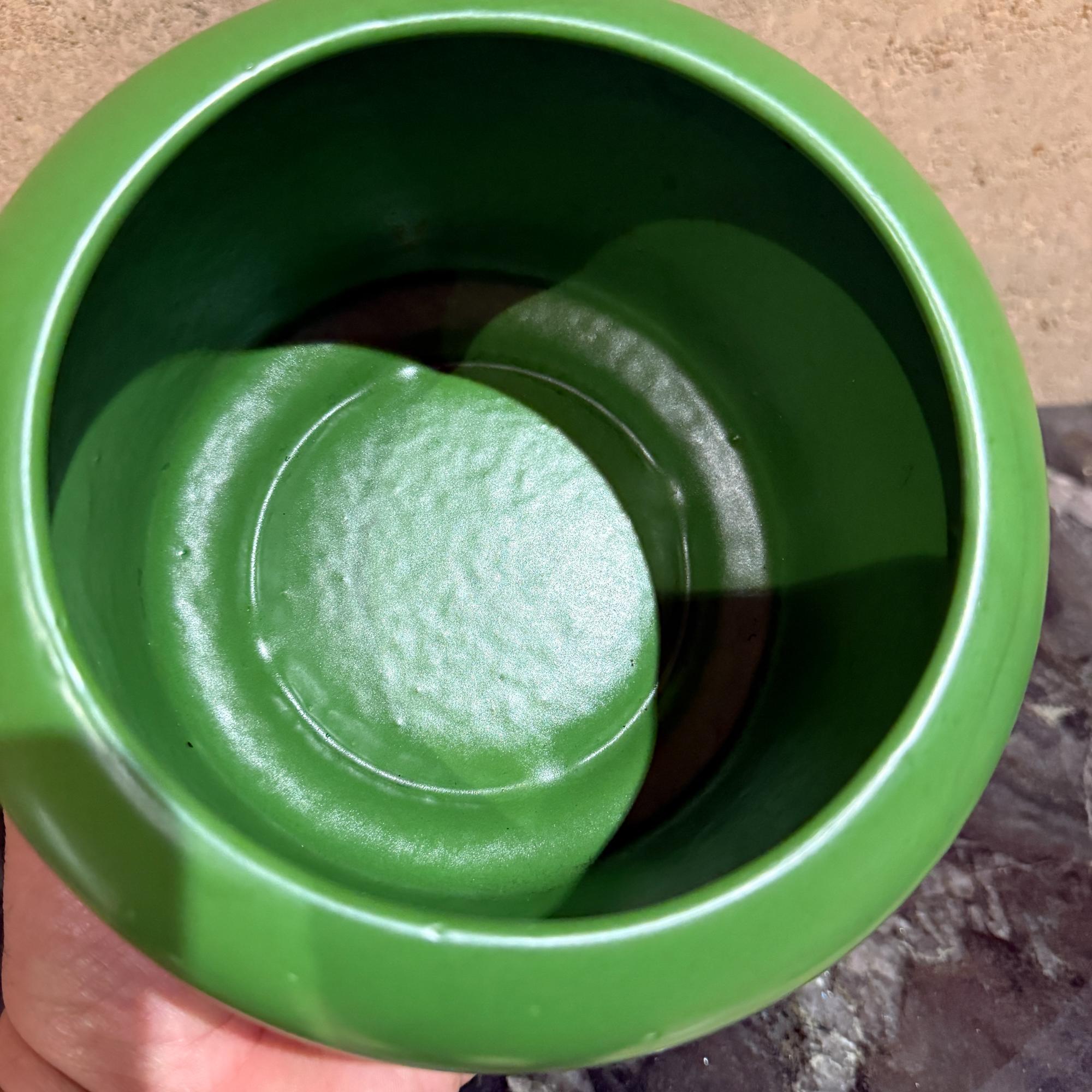 Modern Ceramic Planter or Pot in a Vibrant Green Alfarería en venta