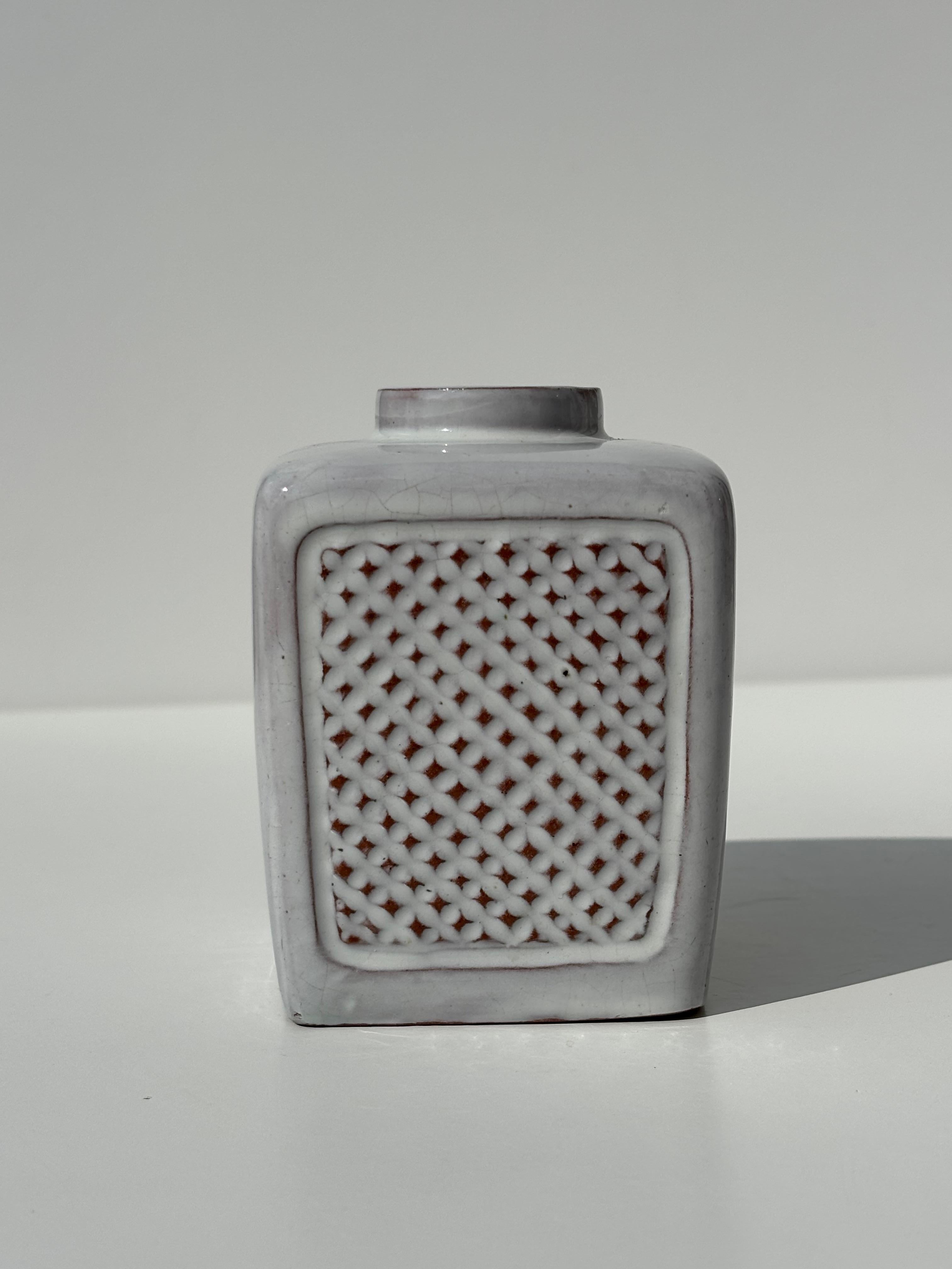 Scandinave moderne Vase moderne en céramique à décor en relief, A. Nielsen, années 1960 en vente