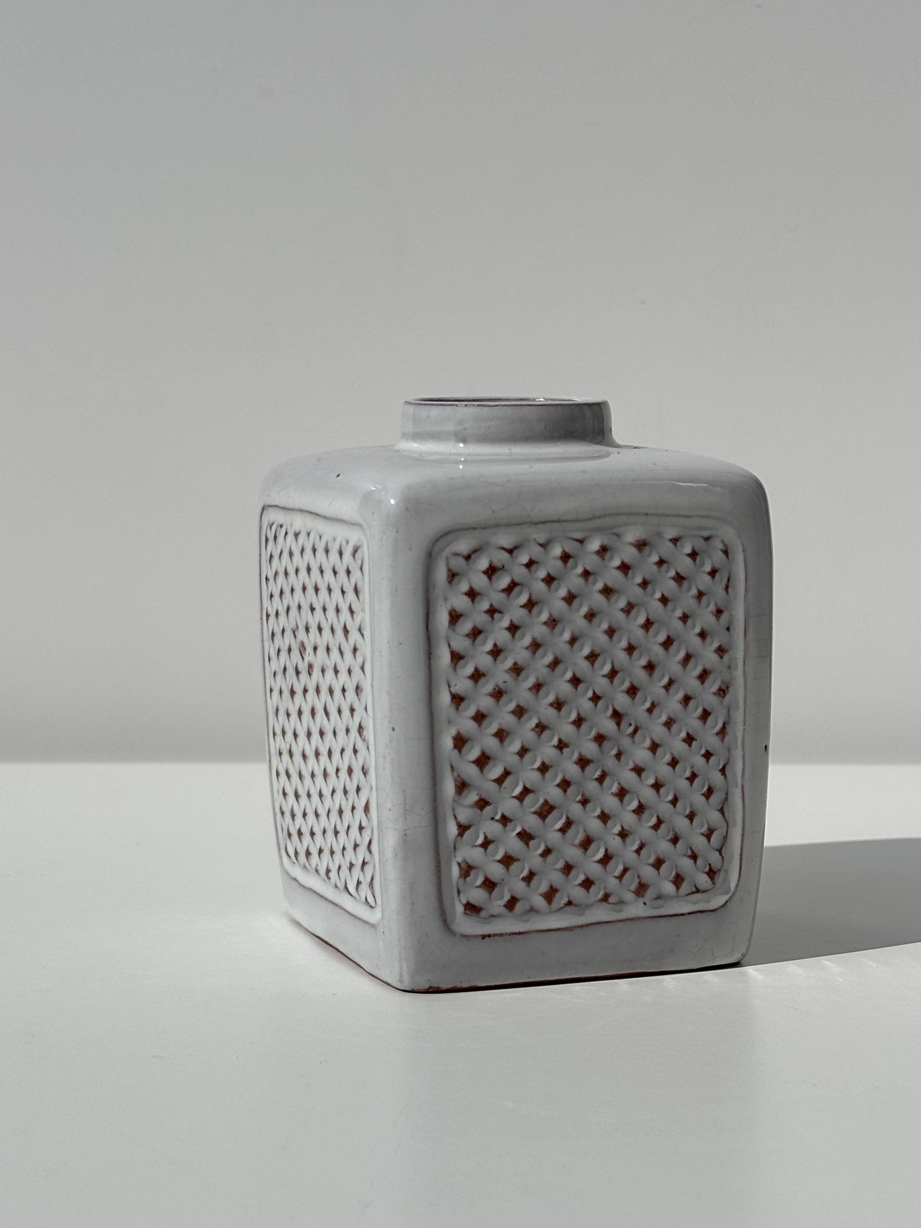 Danois Vase moderne en céramique à décor en relief, A. Nielsen, années 1960 en vente