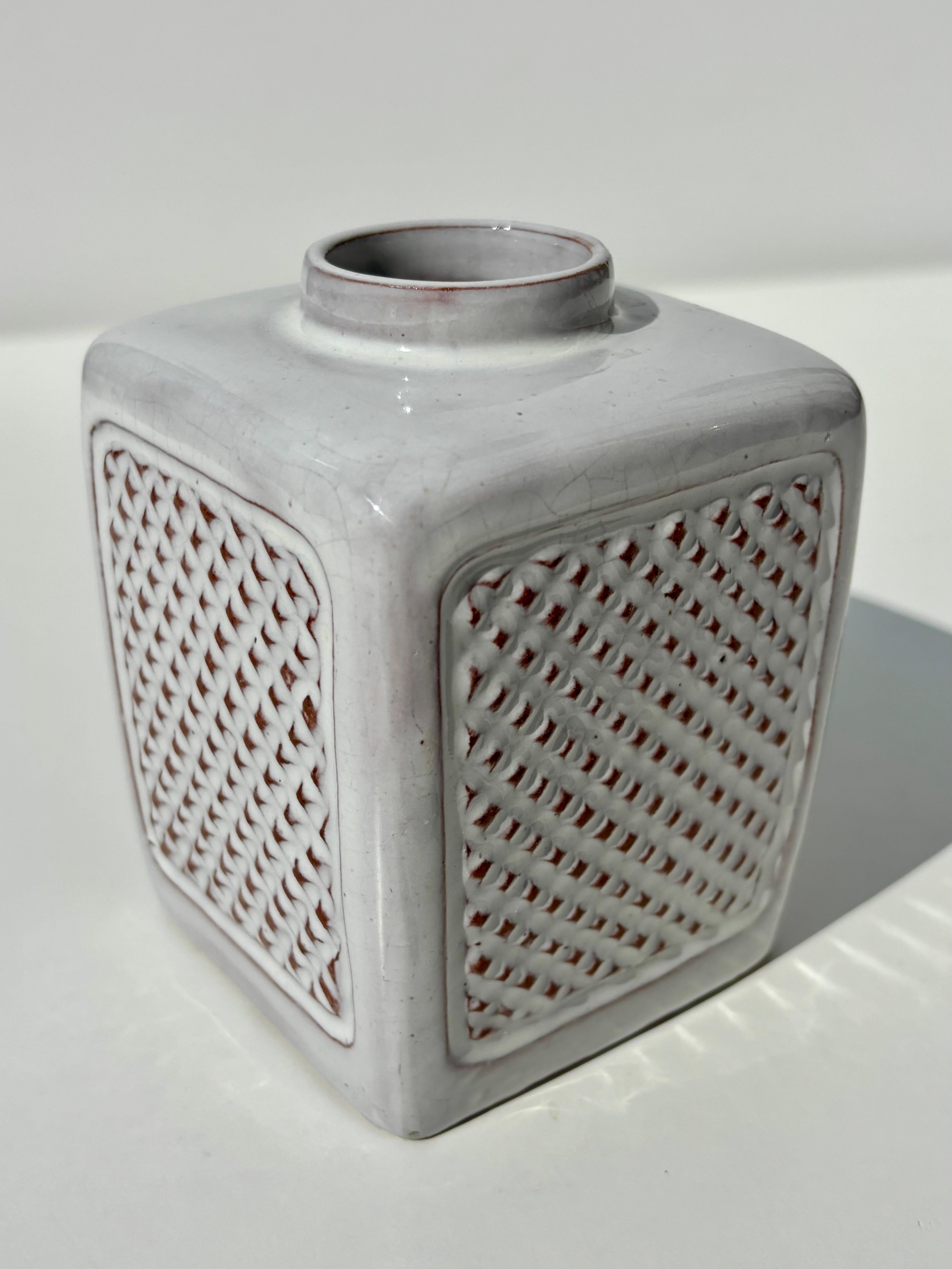 Vase moderne en céramique à décor en relief, A. Nielsen, années 1960 Bon état - En vente à Copenhagen, DK