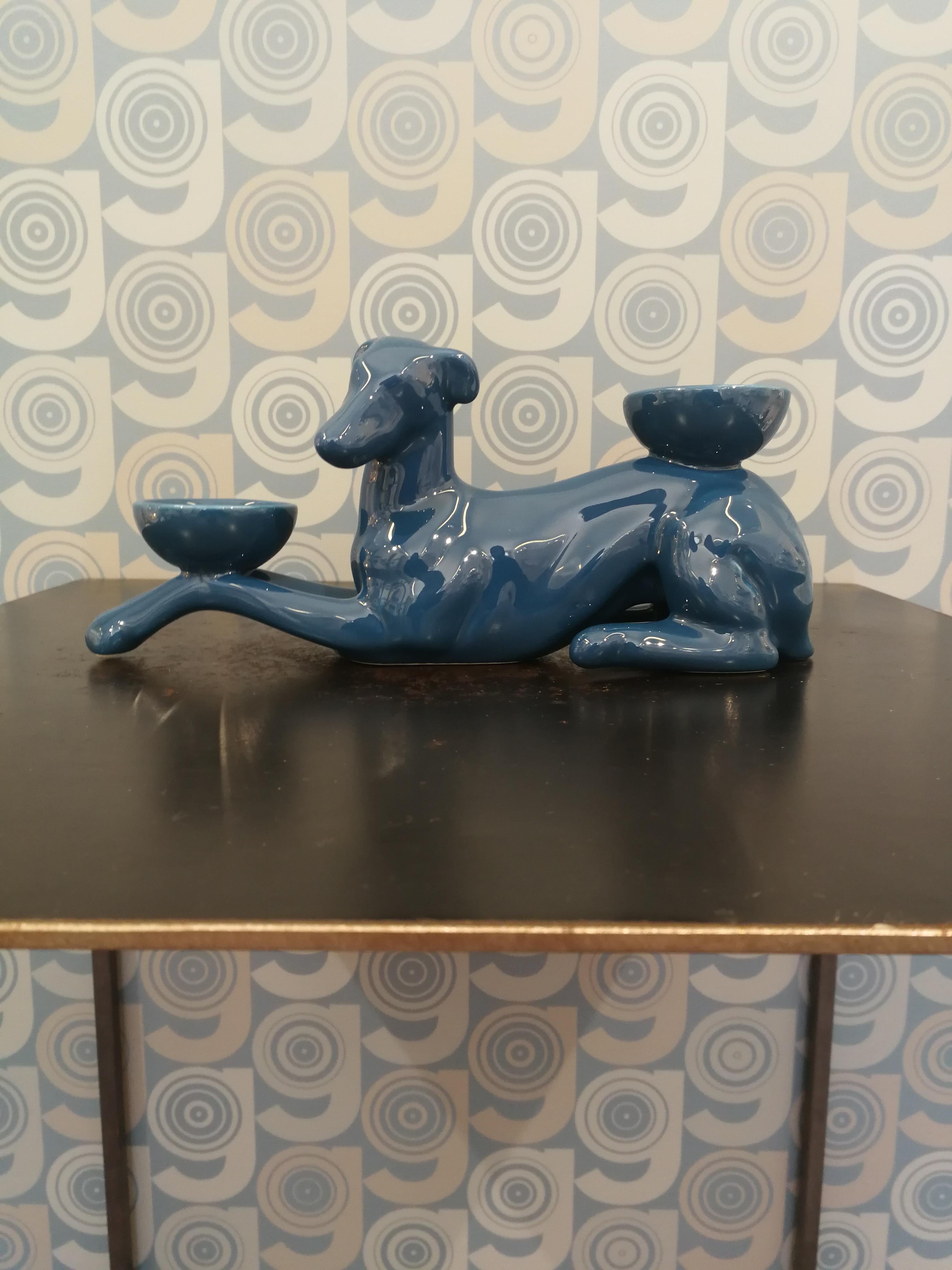 Dieser Windhund ist Teil einer originellen Sammlung von Kerzenhaltertieren. Die Form wird mit flüssigem Ton geformt, gekachelt und von Hand in einer breiten Palette von Farben bemalt, von den zartesten Pastelltönen bis zu den satteren und