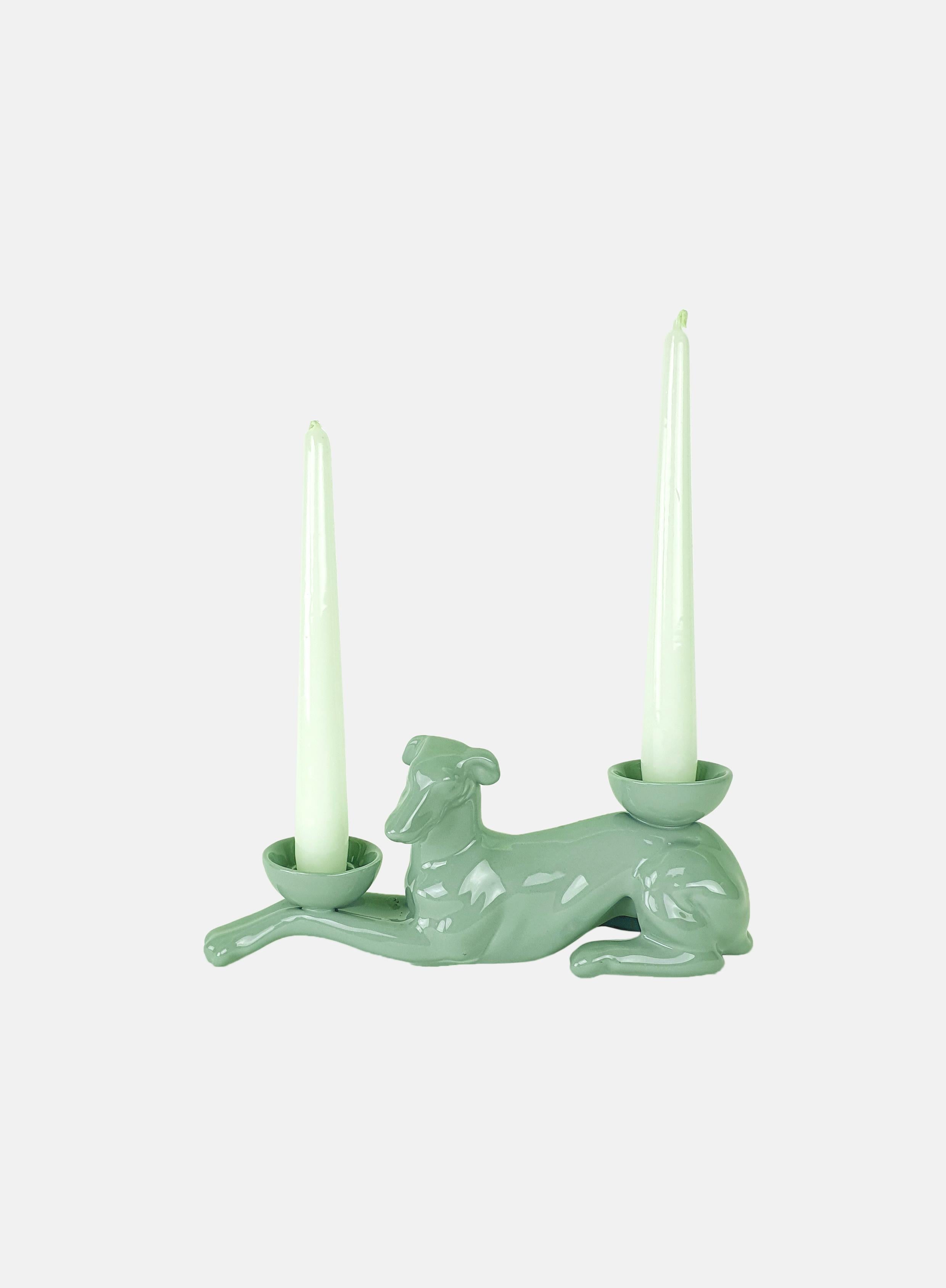 Dieser Windhund ist Teil einer originellen Sammlung von Kerzenhaltertieren. Die Form wird mit flüssigem Ton geformt, gekachelt und von Hand in einer breiten Palette von Farben bemalt, von den zartesten Pastelltönen bis zu den satteren und