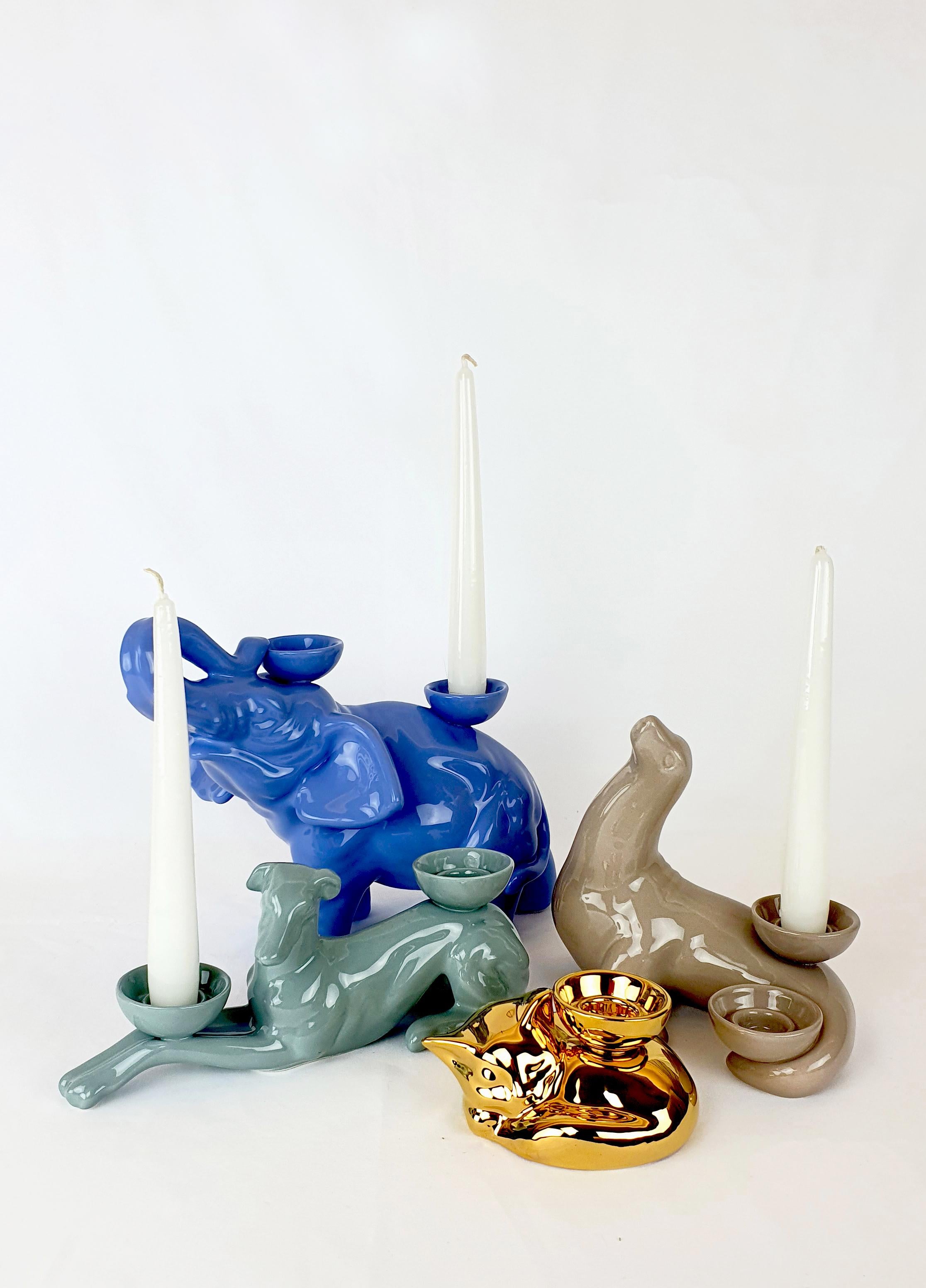 Moderner Gatti-Kerzenhalter aus Keramik in pulverblau mit Windhundmuster, 1928  im Angebot 1