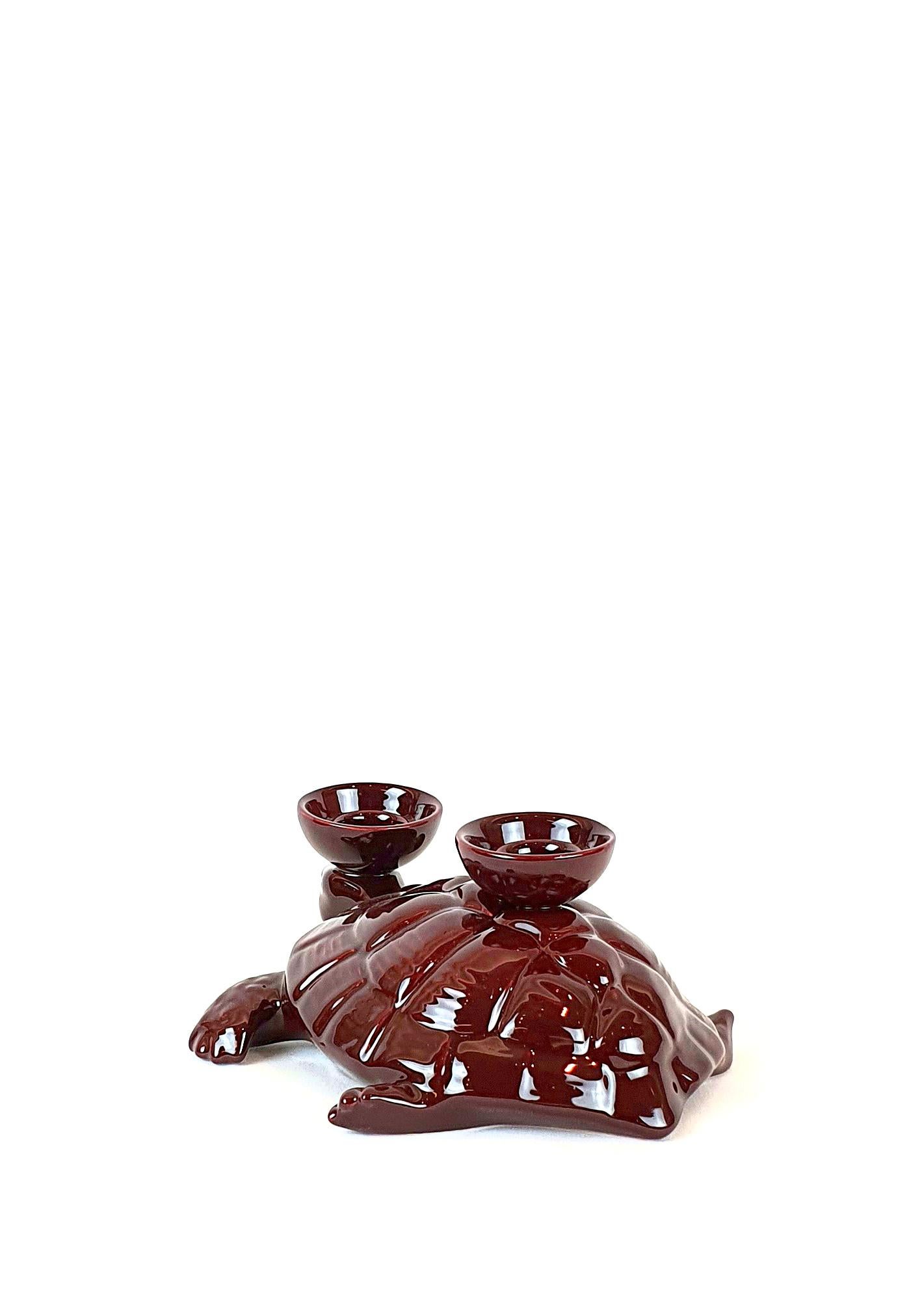 Arts and Crafts Bougeoir en céramique moderne Gatti de 1928 en forme de tortue rouge bourgogne en vente
