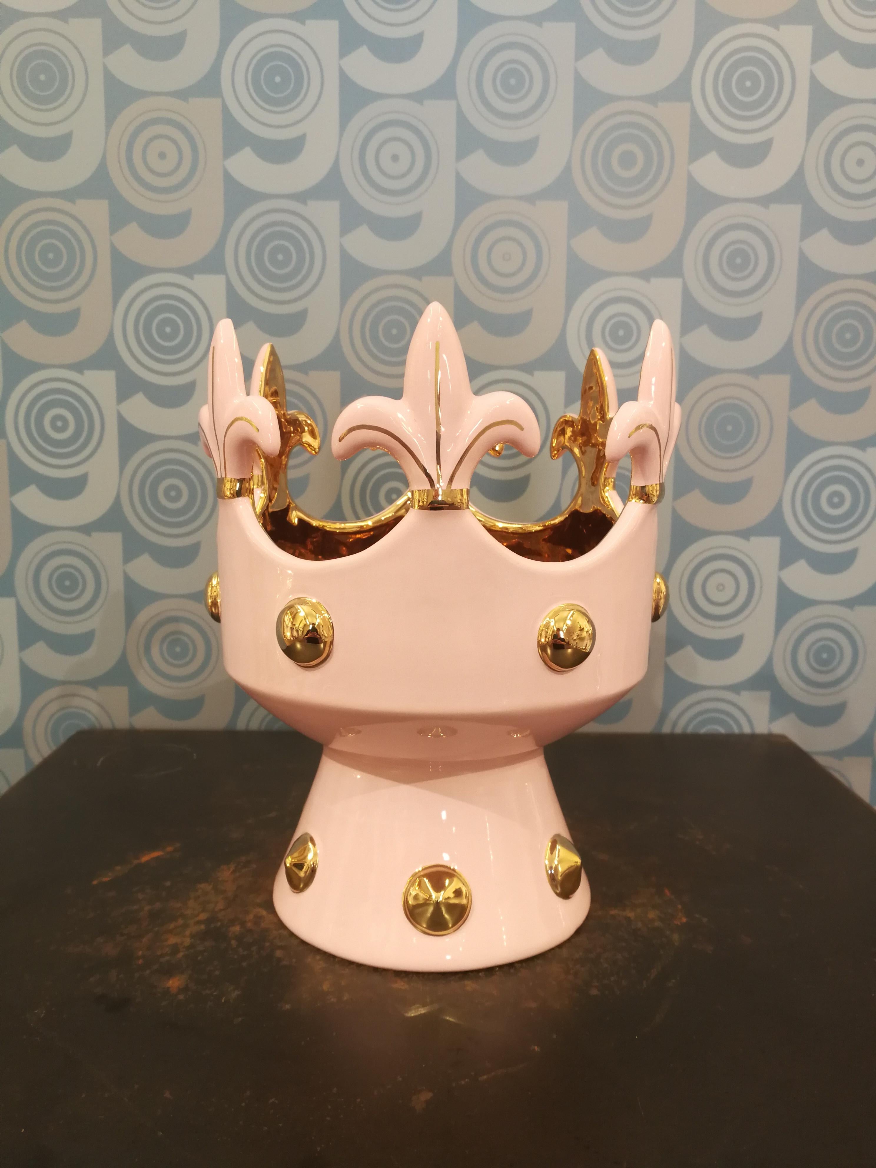 CARLA CORONA elegant cup or centerpiece in ceramic, forged on the lathe and hand painted. The inside of the crown is entirely painted in pure gold, while the outside is presented in a delicate light pink colour. The crown is modeled in the upper