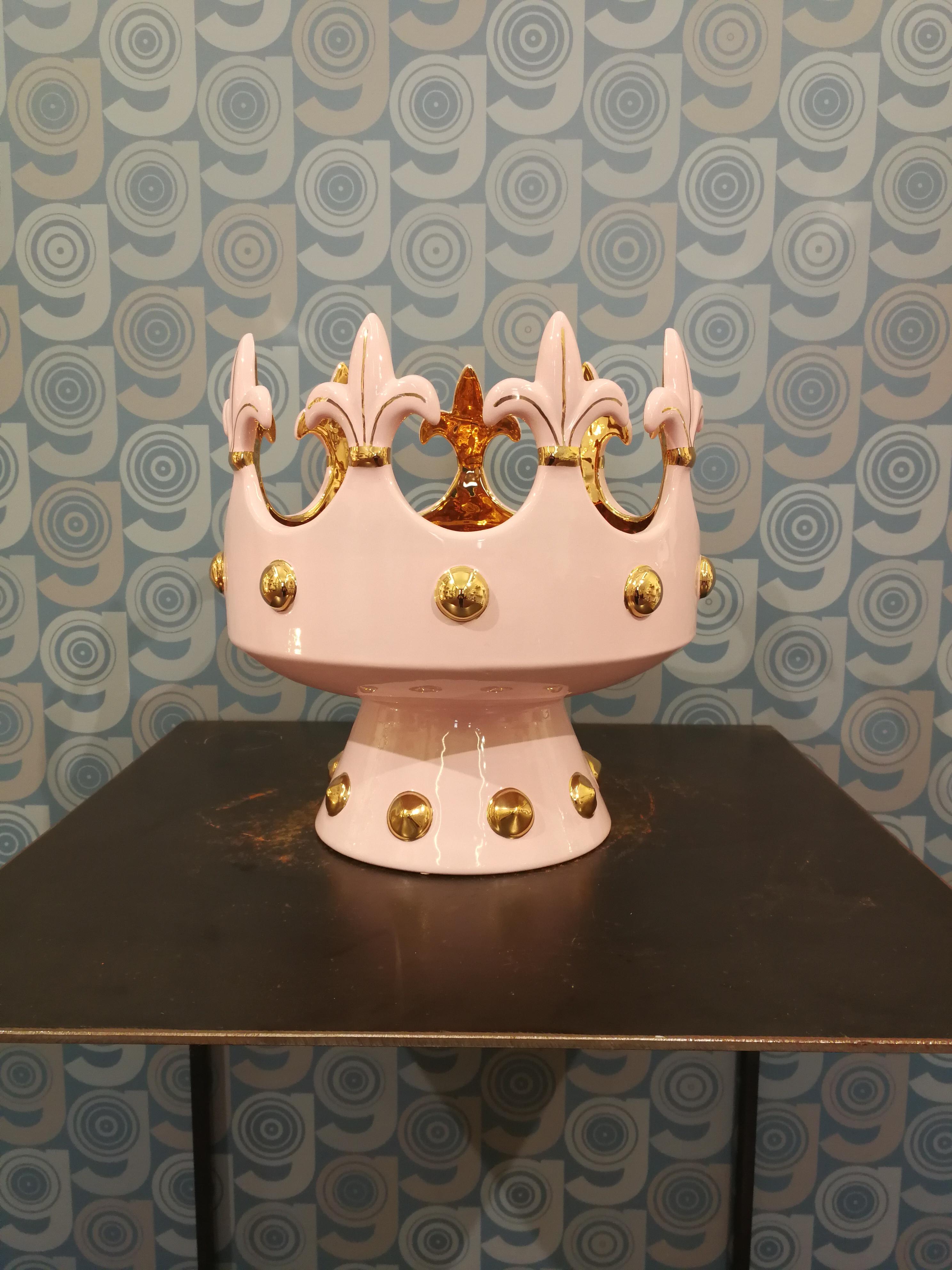 CARLA CORONA elegante taza o centro de mesa de cerámica, forjada en el torno y pintada a mano. El interior de la corona está totalmente pintado en oro puro, mientras que el exterior se presenta en un delicado color rosa claro. La corona está
