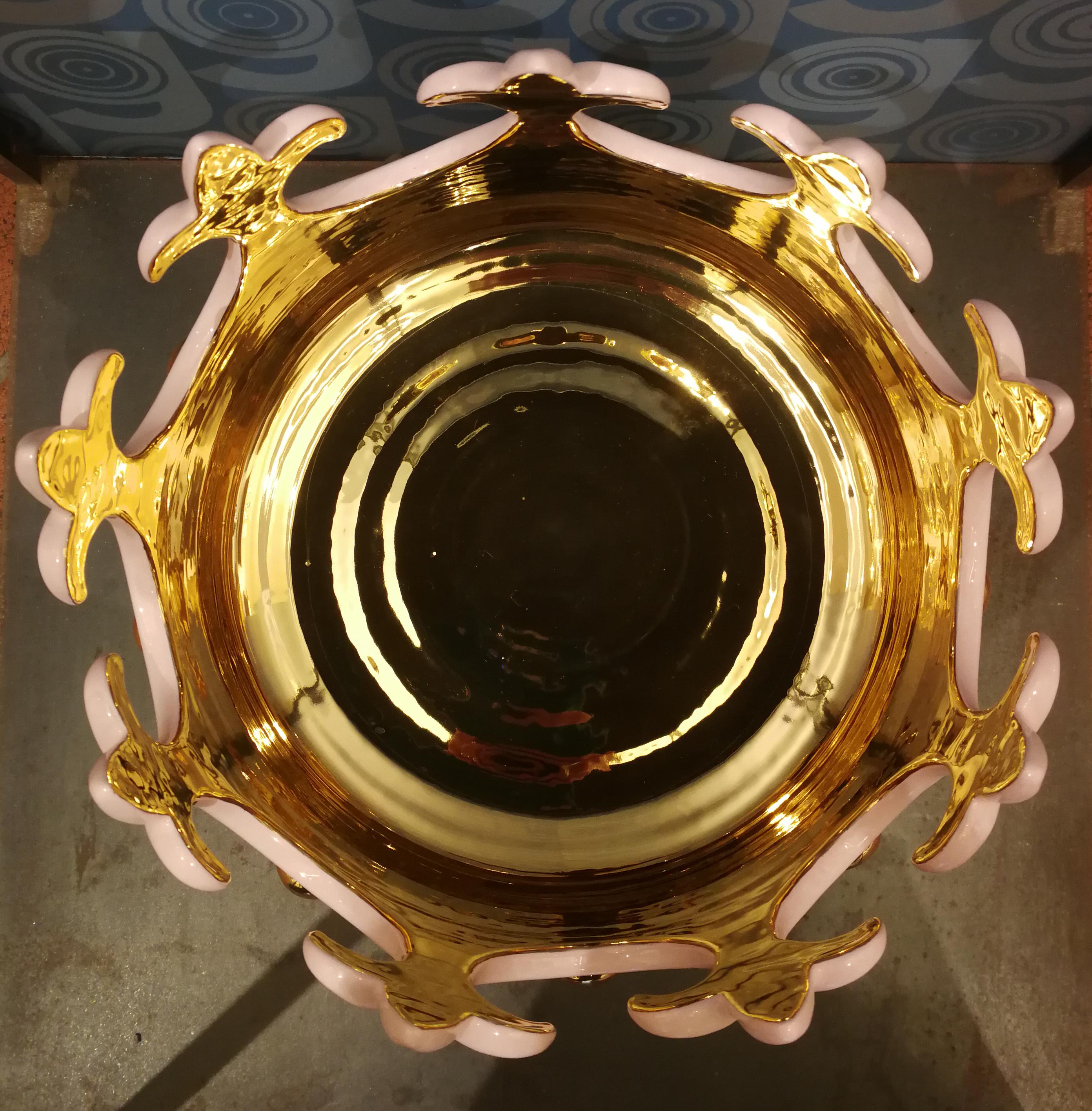 Moderna Ceramica Gatti 1928 Tazón Corona Cesta Hecho a Mano Cerámica Oro Rosa Flores en Nuevo estado para la venta en Faenza, IT