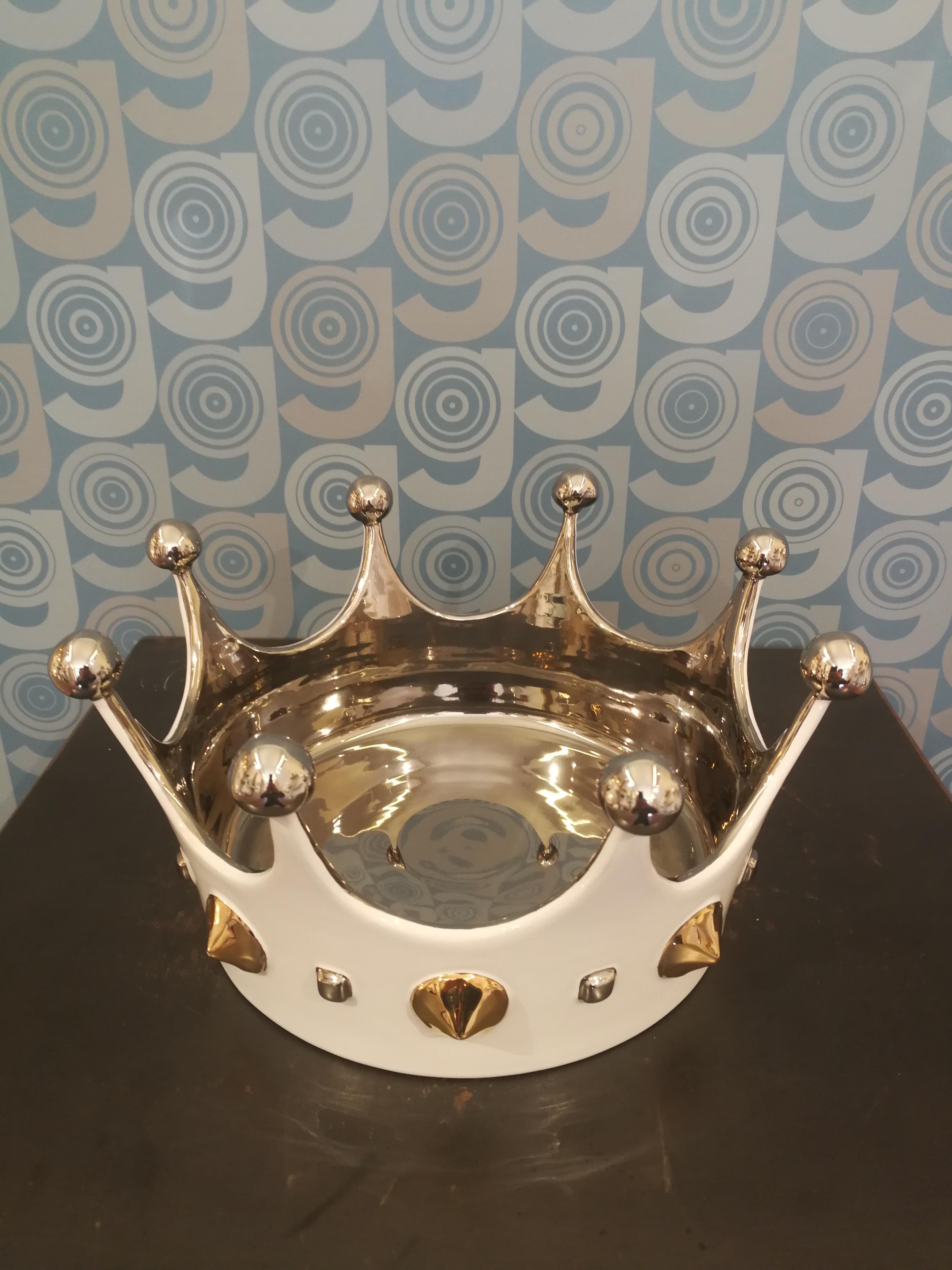 LAURA CROWN Centerpiece bowl in ceramic, made on the wheel and hand painted. The inside of the crown is entirely hand-painted in platinum, while the outside is in white majolica embellished with diamond-shaped relief stones, painted in pure gold and