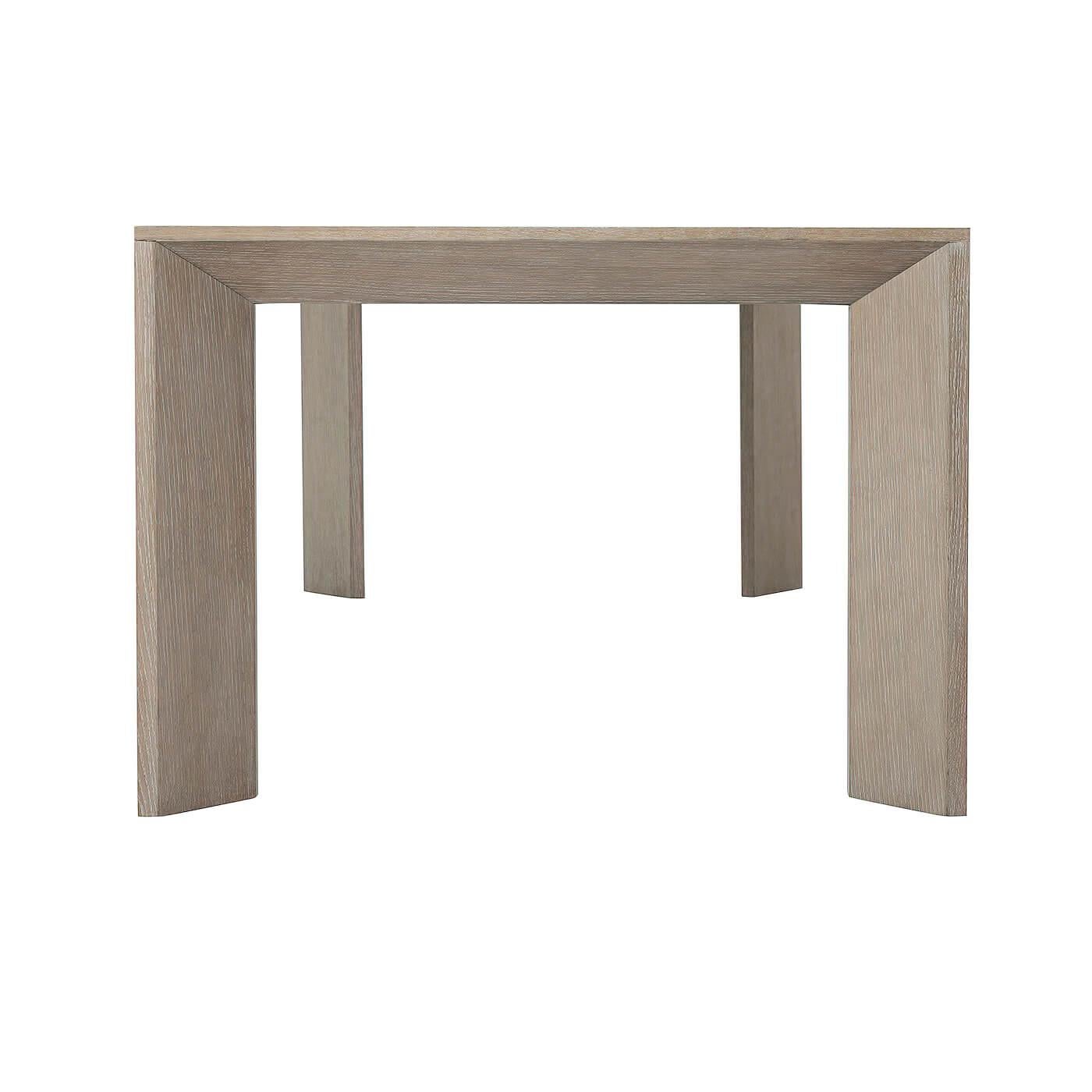 Une table de salle à manger moderne en chêne cérusé pour 8 personnes ou plus. Un design épuré qui s'intègre parfaitement dans la cuisine ou la salle à manger au décor moderne d'aujourd'hui. Un style très recherché avec un look moderne et