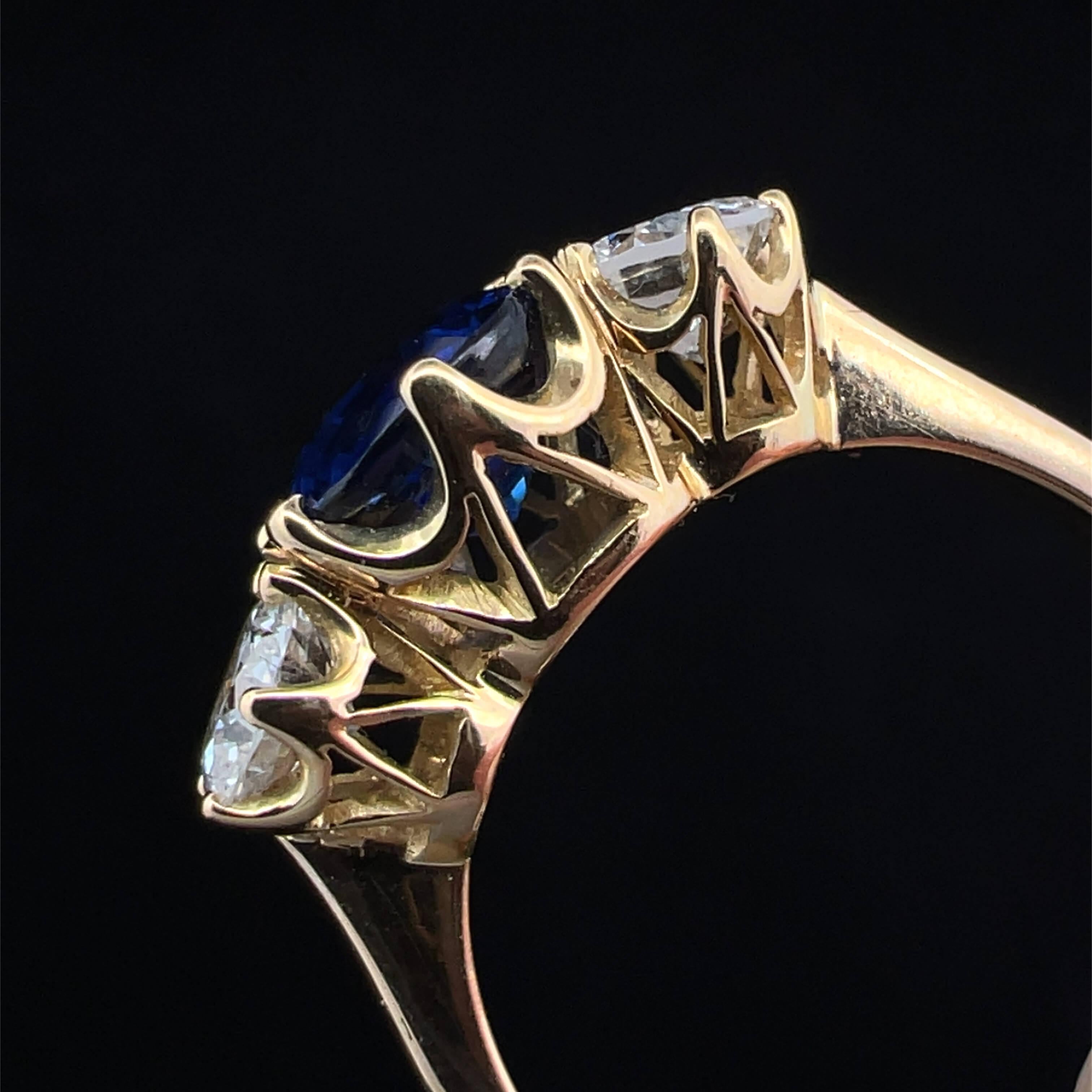 Anello moderno a tre pietre con zaffiro di Ceylon e diamante, realizzato a mano in oro 18 carati in vendita 2