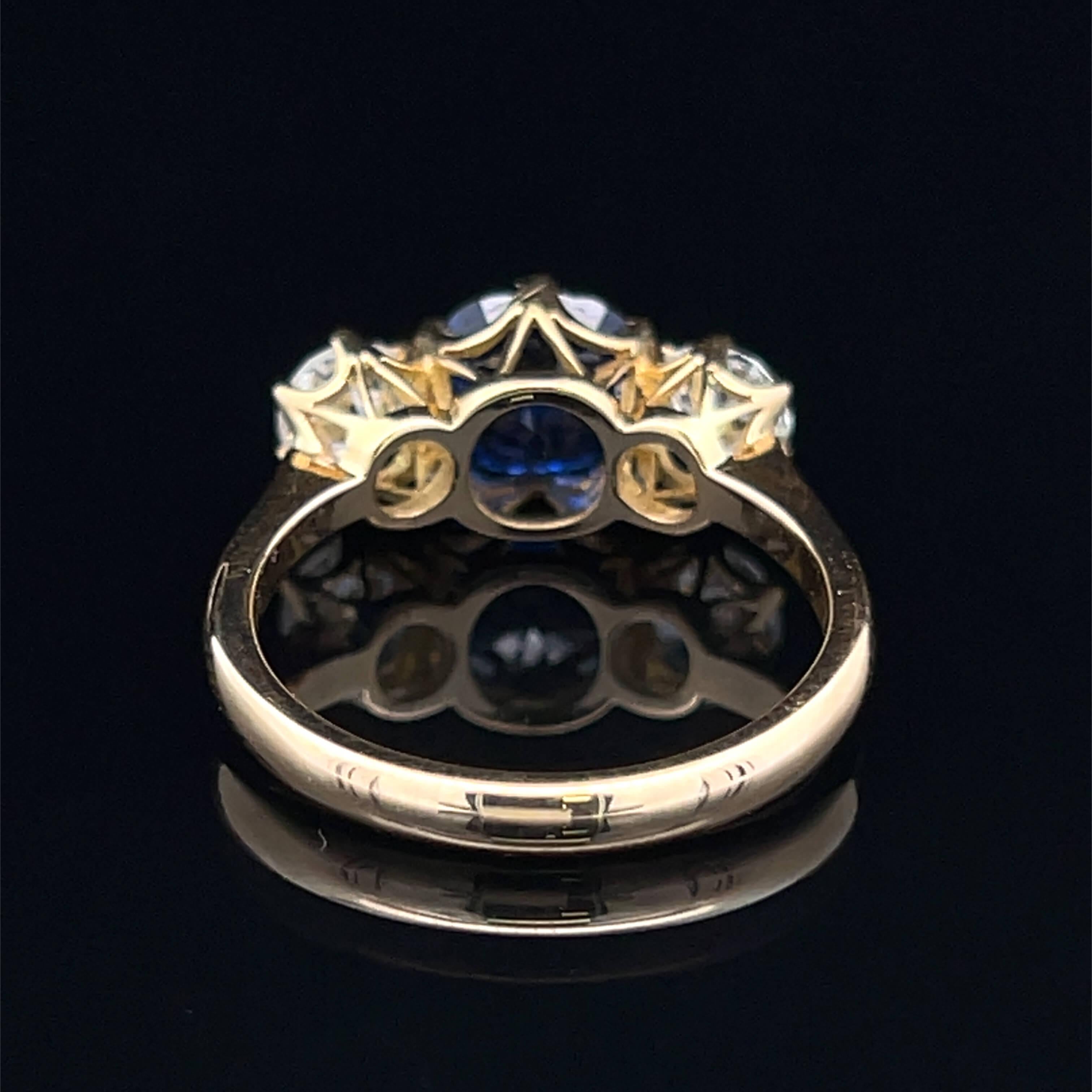 Anello moderno a tre pietre con zaffiro di Ceylon e diamante, realizzato a mano in oro 18 carati in vendita 3
