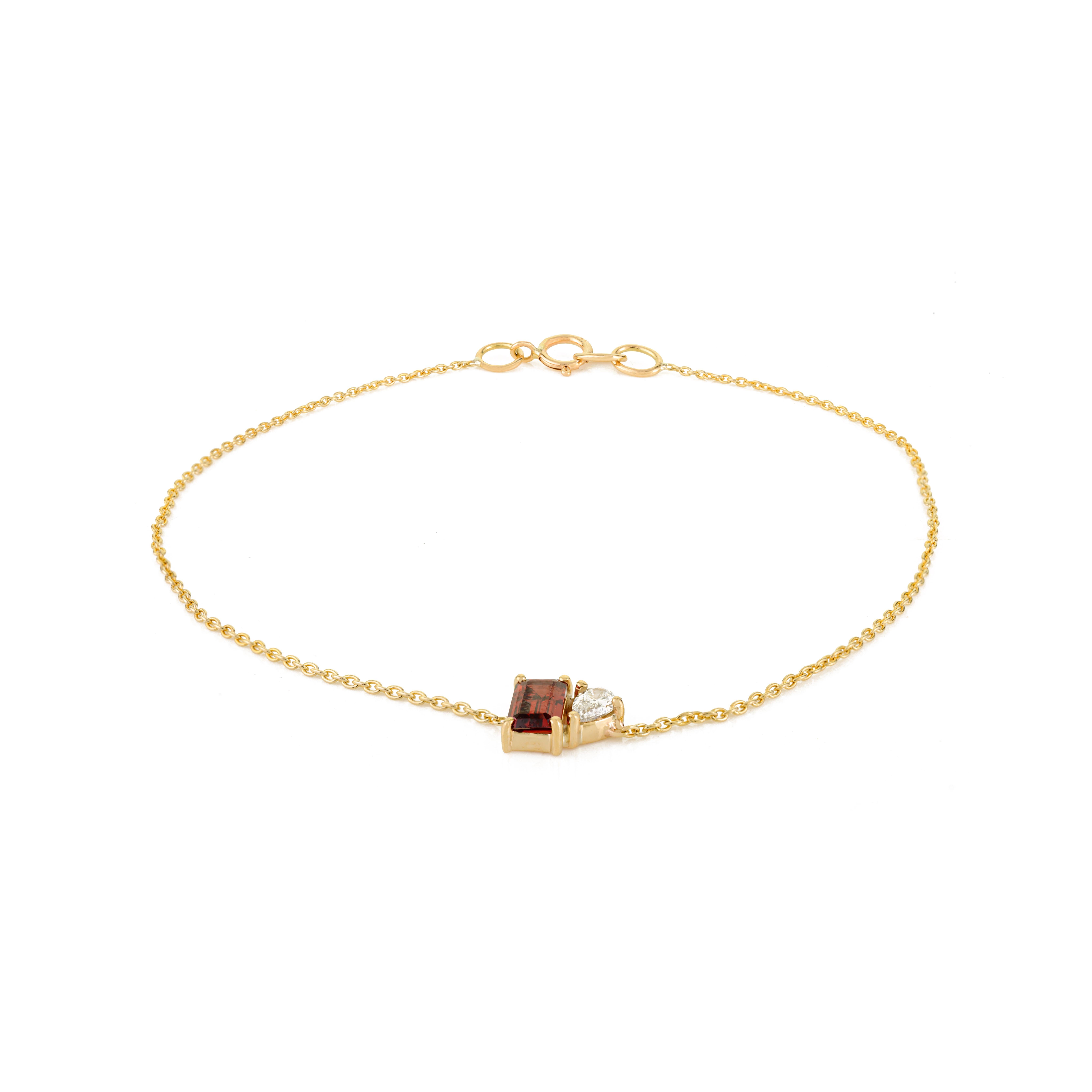 Modern Chain Bracelet in 14K Yellow Gold with Baguette Garnet & Pear-Cut Diamond In New Condition For Sale In New York, NY