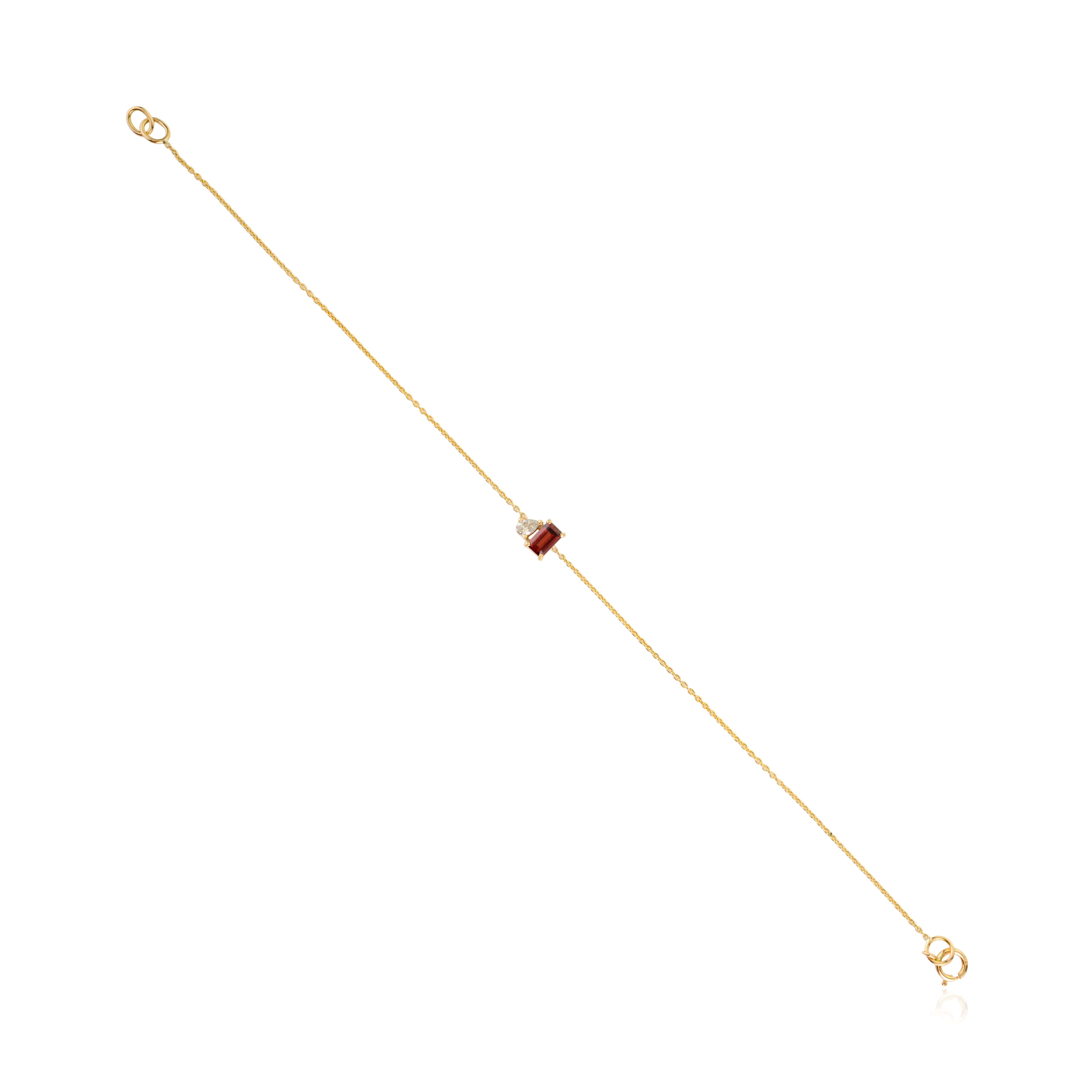 Modern Chain Bracelet in 14K Yellow Gold with Baguette Garnet & Pear-Cut Diamond For Sale 1