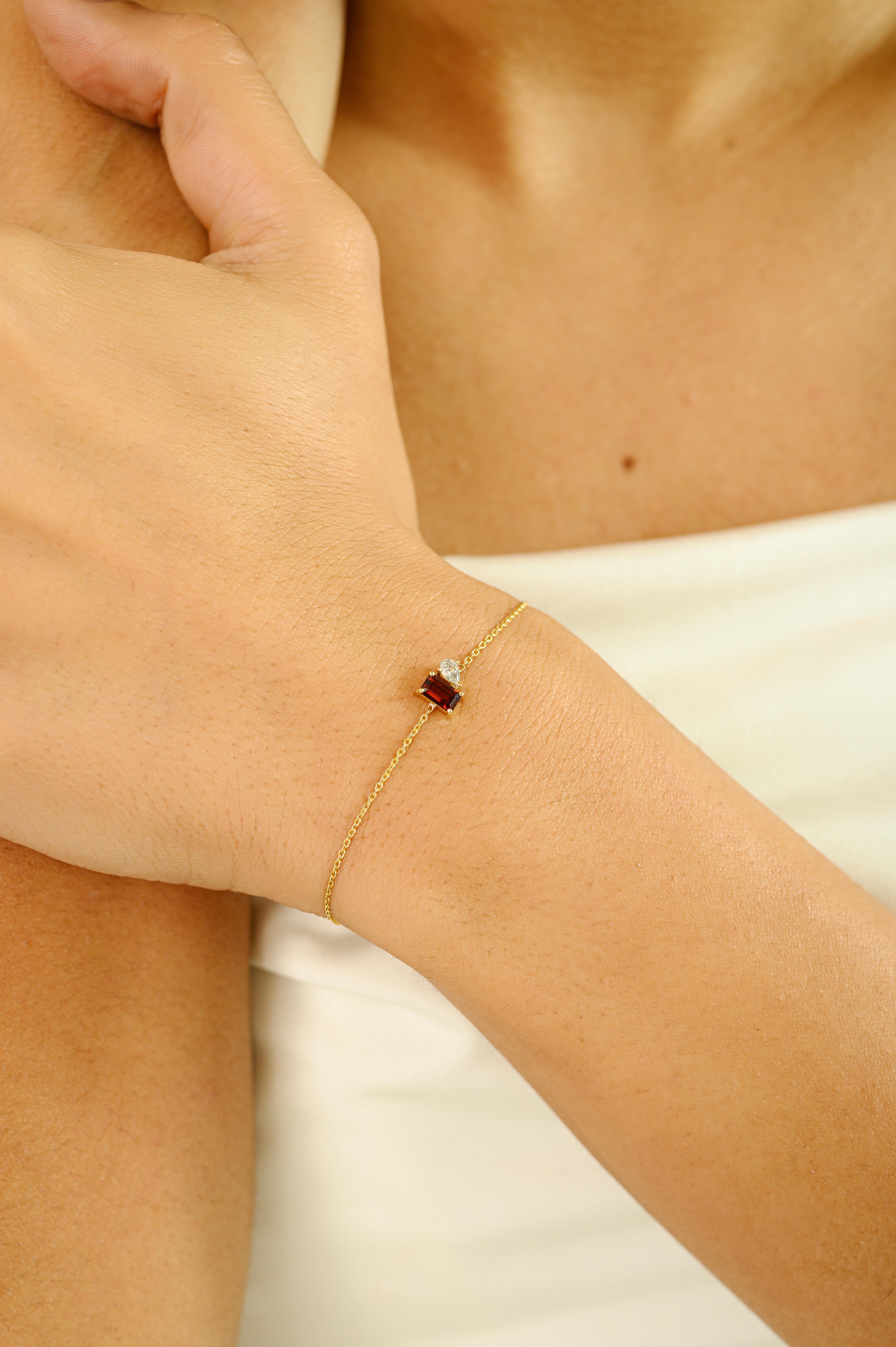 Modern Chain Bracelet in 14K Yellow Gold with Baguette Garnet & Pear-Cut Diamond For Sale 2
