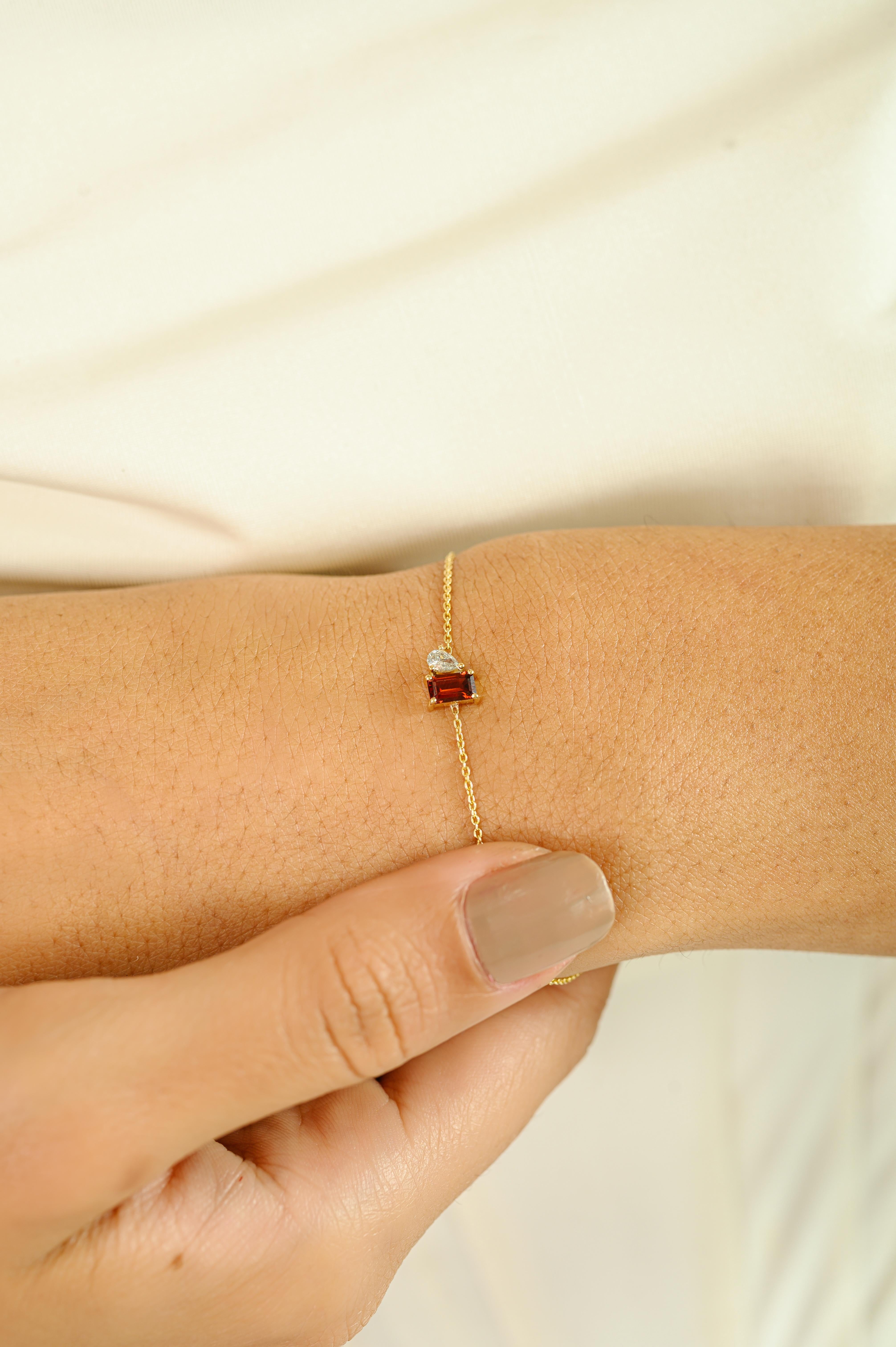 Modern Chain Bracelet in 14K Yellow Gold with Baguette Garnet & Pear-Cut Diamond For Sale 4