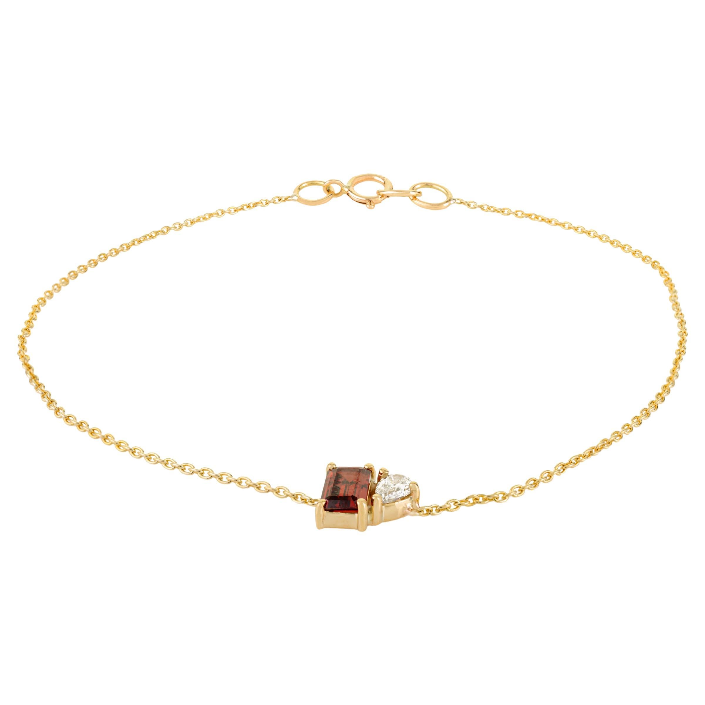 Modern Chain Bracelet in 14K Yellow Gold with Baguette Garnet & Pear-Cut Diamond For Sale