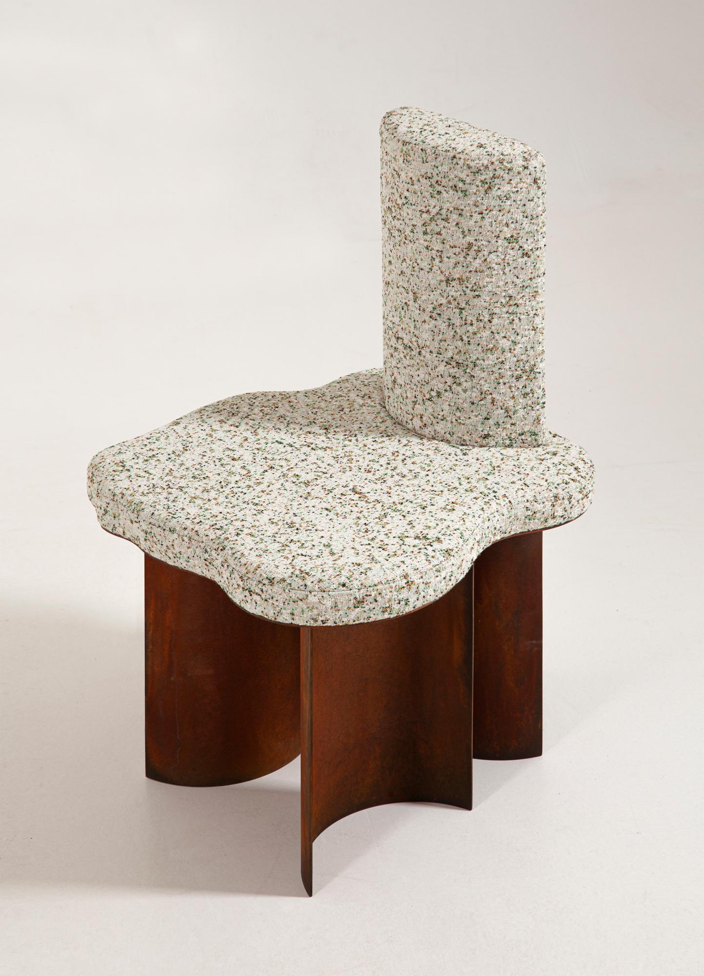 Questo pezzo fa parte della mostra offline di Sight Unseen del 2020.
L'ultima collezione di Supaform, una mensola, una sedia, un tavolino, una panca e una lampada chiamata Fancy-Routine e che debutta all'Offsite Online, possiede caratteristiche