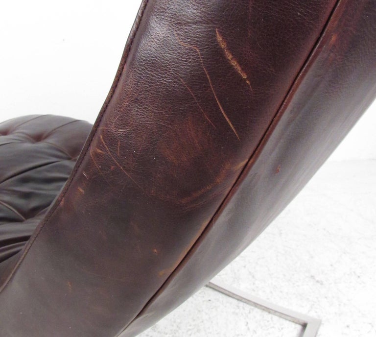 Modern Chaise Longue Chair in Brown Leather For Sale 3