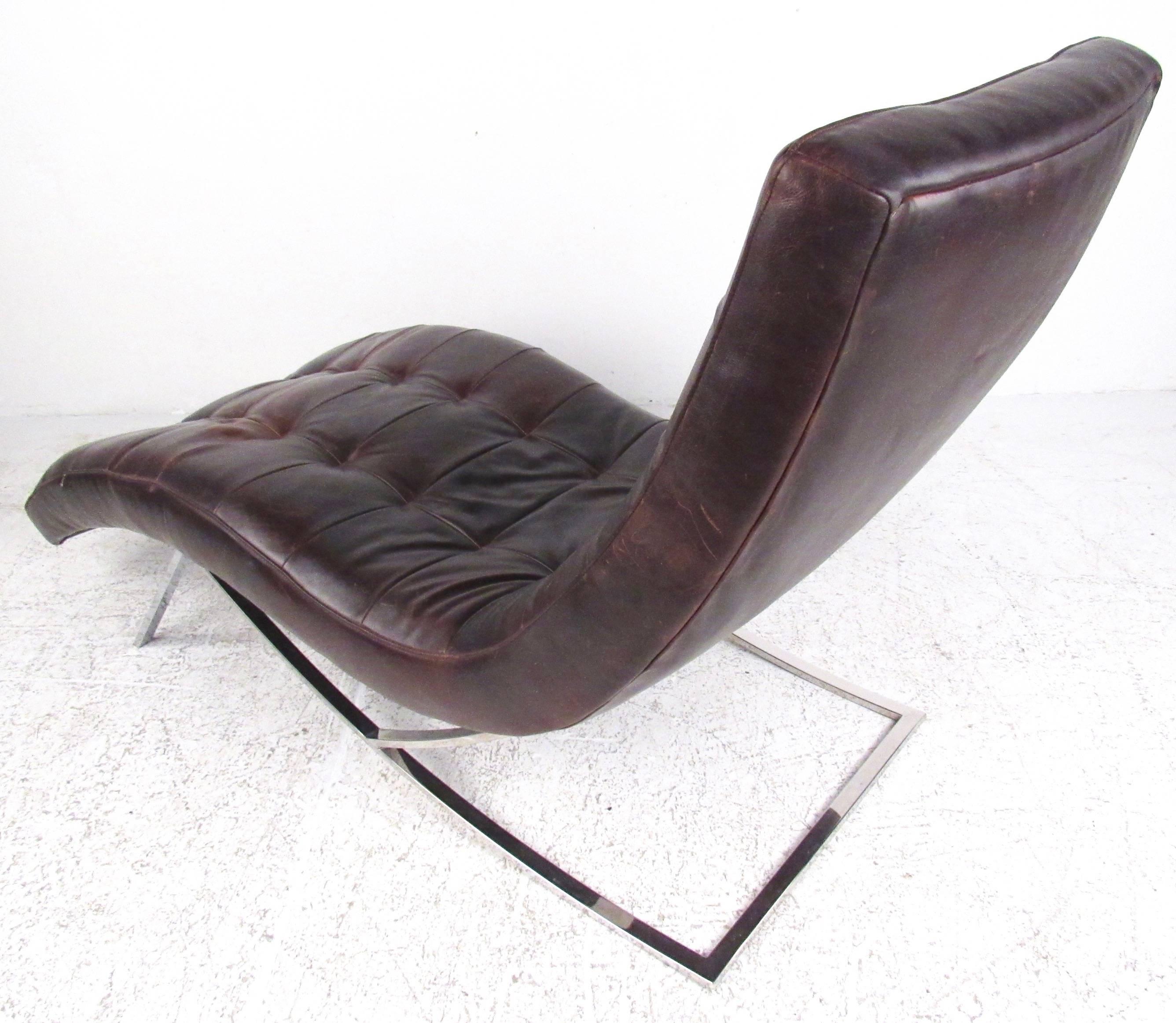 20ième siècle The Moderns Chaise Longue in Brown Leather (Chaise longue moderne en cuir Brown)