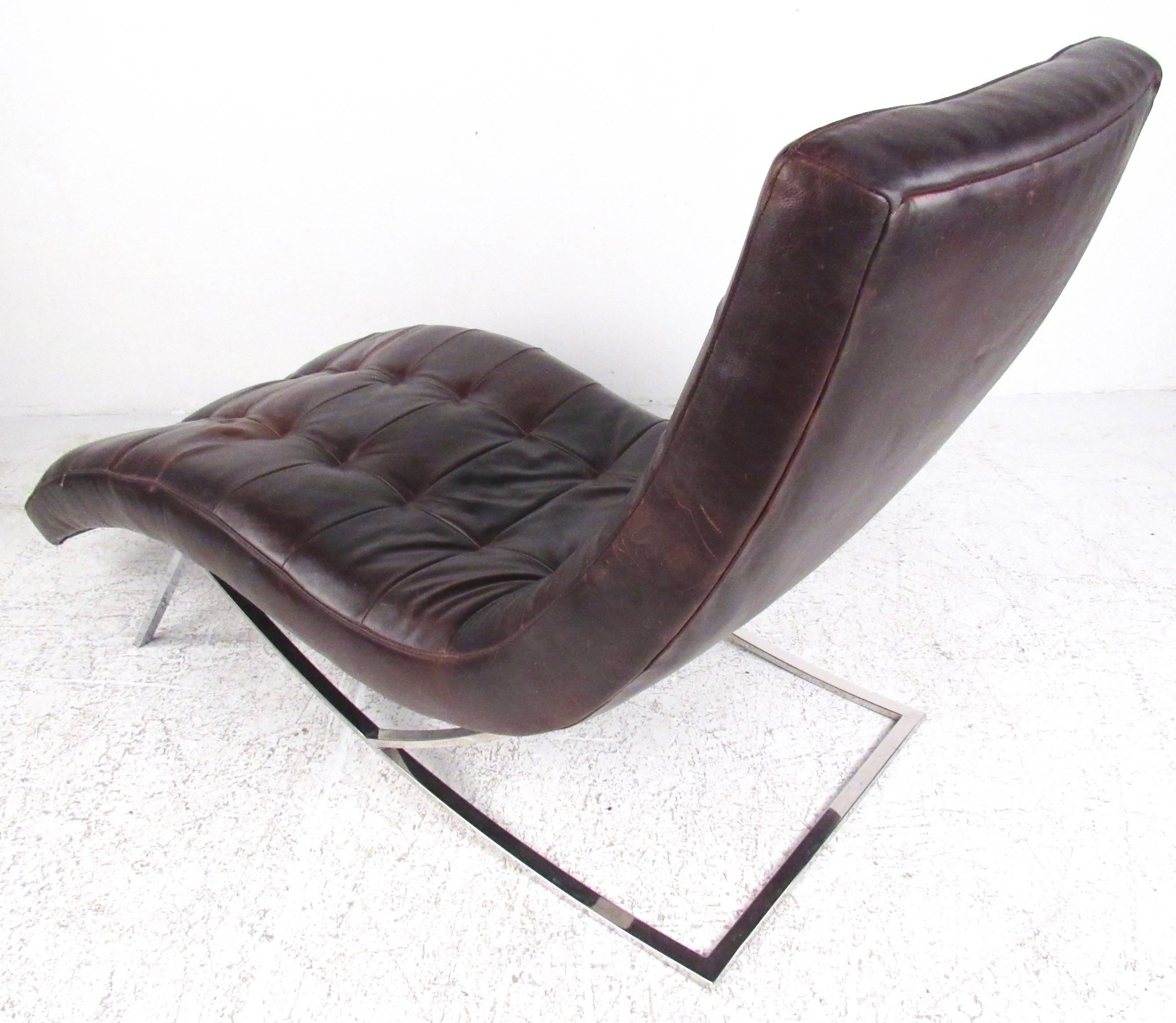 Modern Chaise Longue Chair in Brown Leather For Sale 1